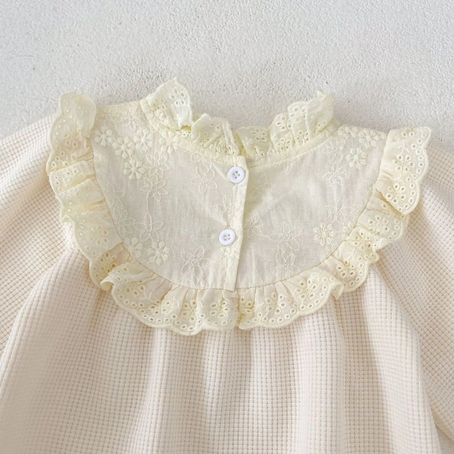 -ベビーロンパース レーススタンドフリルカラー長袖ワッフルボディスーツ アプリコット - mamahalo shop - 長袖ロンパース -  べビー服 - 子供服 - 男の子 - 女の子