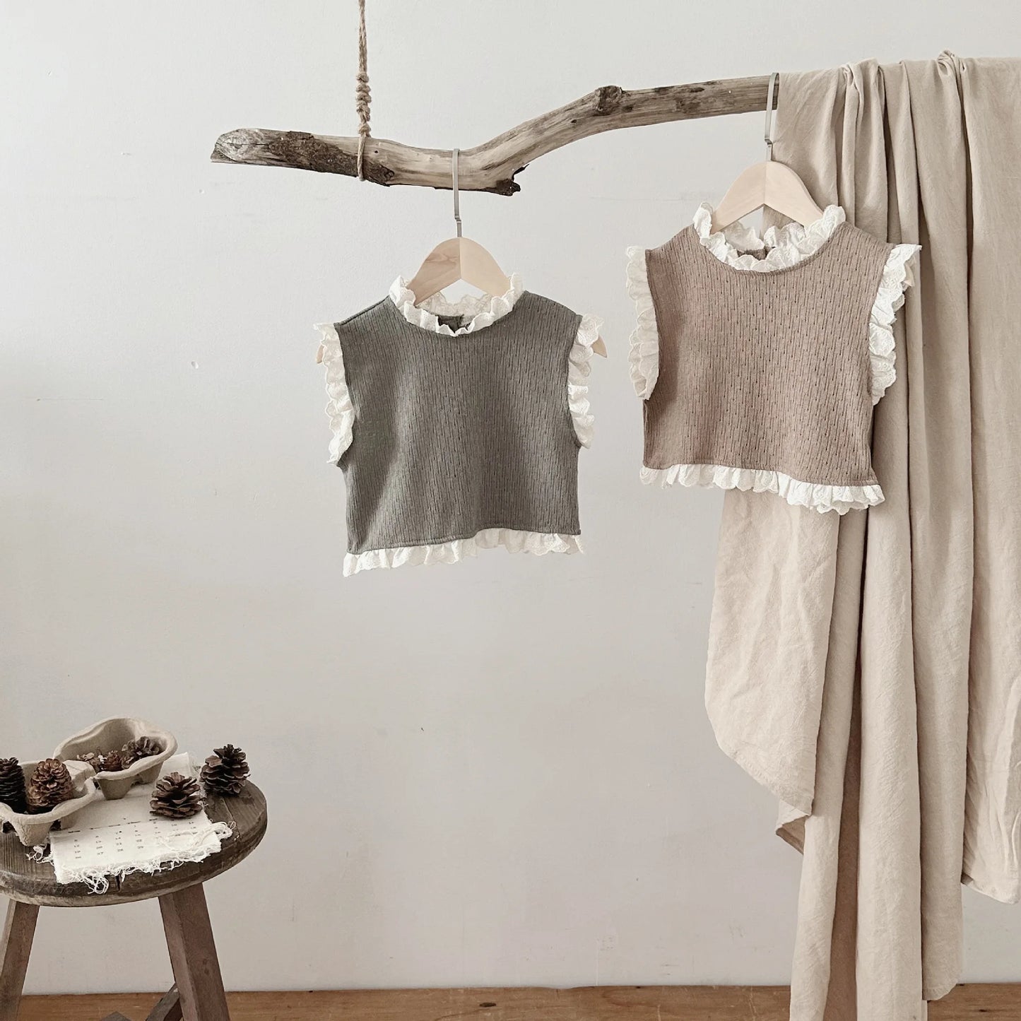 -ベビートップス レースフリル ノースリーブベストブラウス 2カラー - mamahalo shop - ベスト -  べビー服 - 子供服 - 男の子 - 女の子