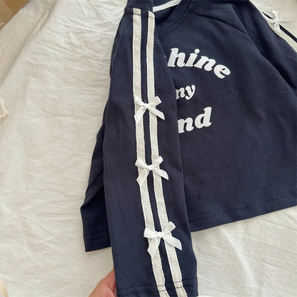 -キッズトップス サイドダブルリボンラインレターロゴプリント長袖Tシャツ 2カラー - mamahalo shop - 長袖Tシャツ -  べビー服 - 子供服 - 男の子 - 女の子