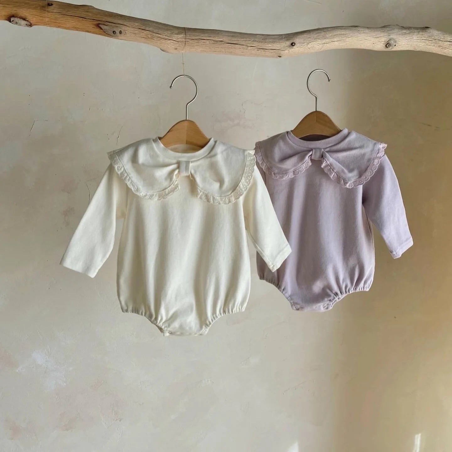 -ベビーロンパース 長袖リボン襟ボディスーツ 2カラー【mh0006782】 - mamahalo shop - 長袖ロンパース -  べビー服 - 子供服 - 男の子 - 女の子