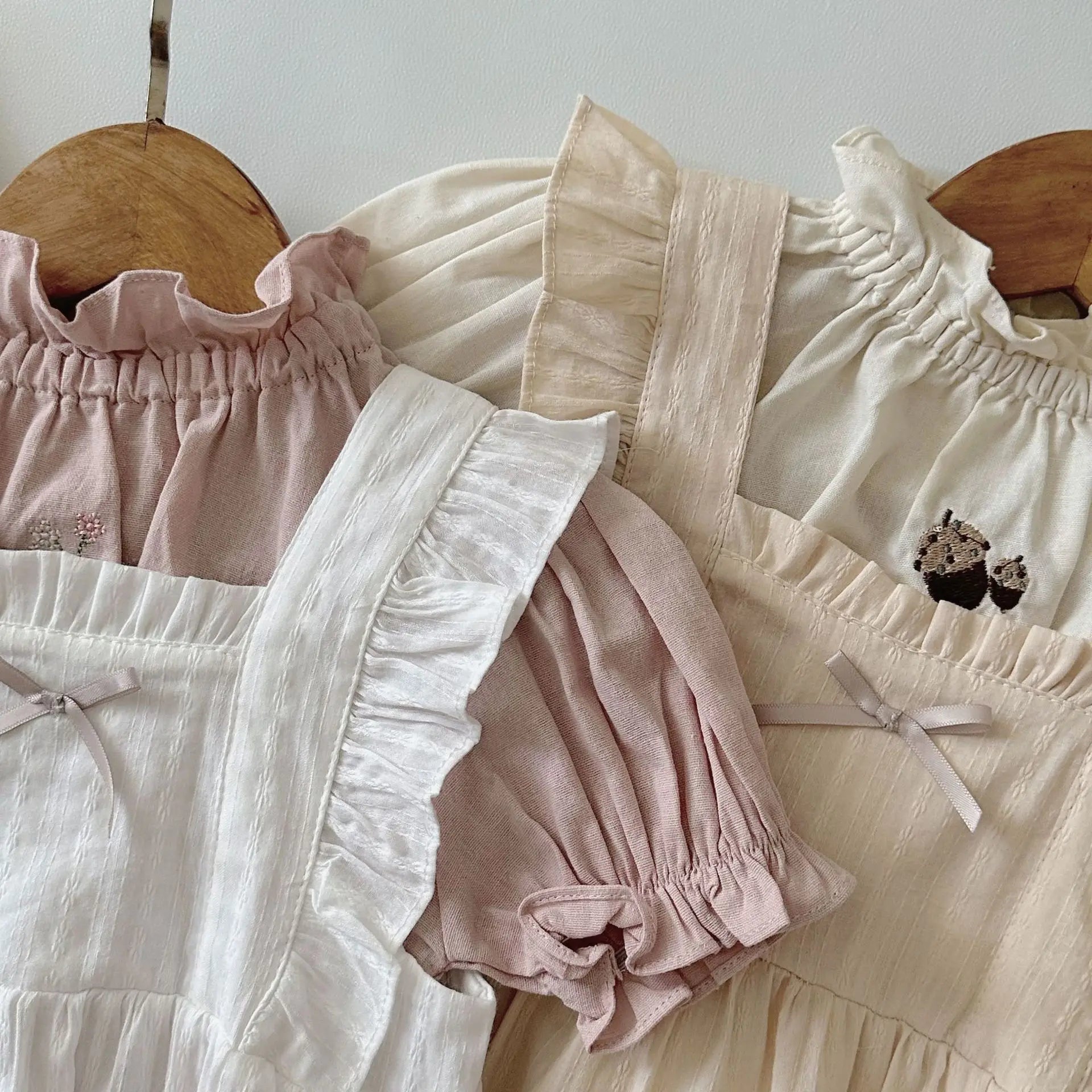 -ベビーロンパース フリル ノースリーブ リボンボディスーツ 2カラー【mh0006297】 - mamahalo shop - ノースリーブロンパース -  べビー服 - 子供服 - 男の子 - 女の子