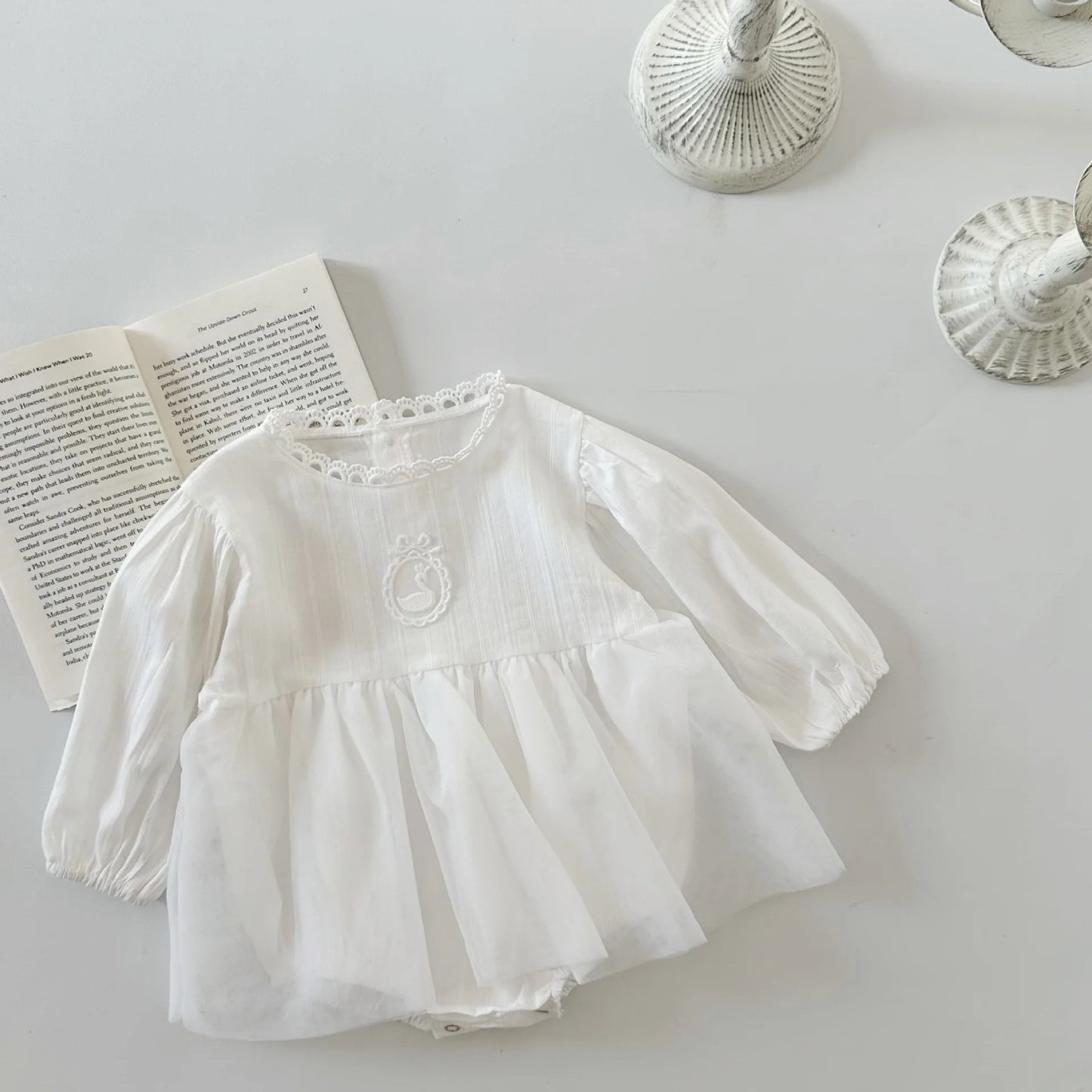 -ベビーロンパース 長袖スカートボディスーツ レース スワンワンポイント ホワイト - mamahalo shop - 長袖ロンパース -  べビー服 - 子供服 - 男の子 - 女の子