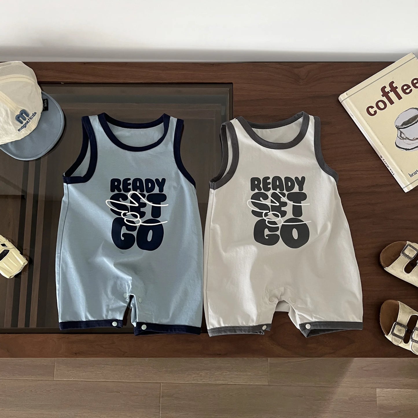 -ベビージャンプスーツ タンクジャプスーツ ボディスーツ レターロゴプリント 2カラー【mh0006216】 - mamahalo shop - ノースリーブジャンプスーツ -  べビー服 - 子供服 - 男の子 - 女の子