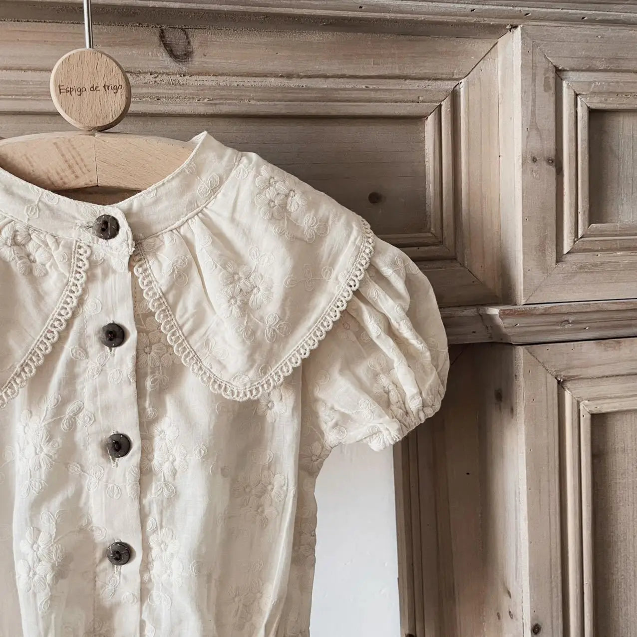 -ベビーロンパース 半袖ボディスーツ ビッグ襟 ベージュ - mamahalo shop - 半袖ロンパース -  べビー服 - 子供服 - 男の子 - 女の子