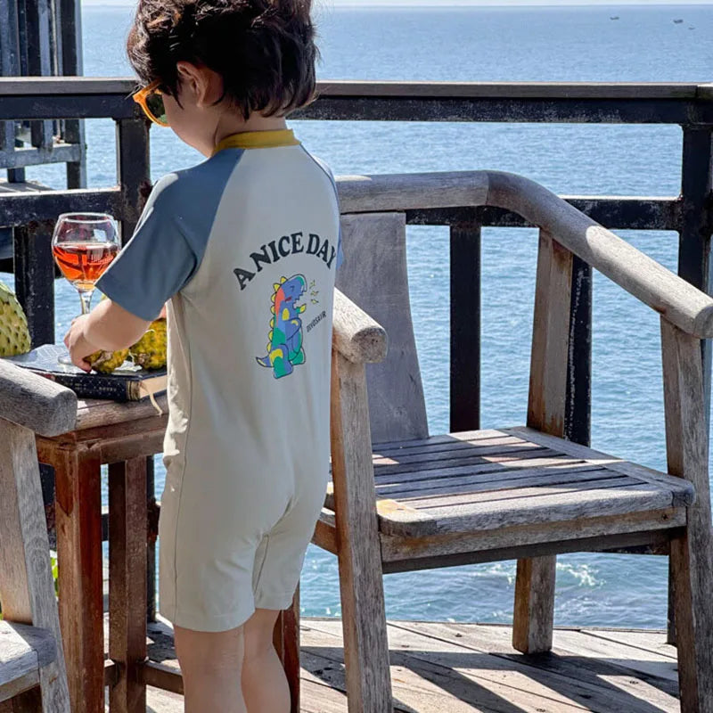 -キッズ水着 半袖ラッシュガード つなぎ ワンピース スイムウェア 恐竜ダイナソープリント【mh0005114】 - mamahalo shop - ベビー用水着 -  べビー服 - 子供服 - 男の子 - 女の子