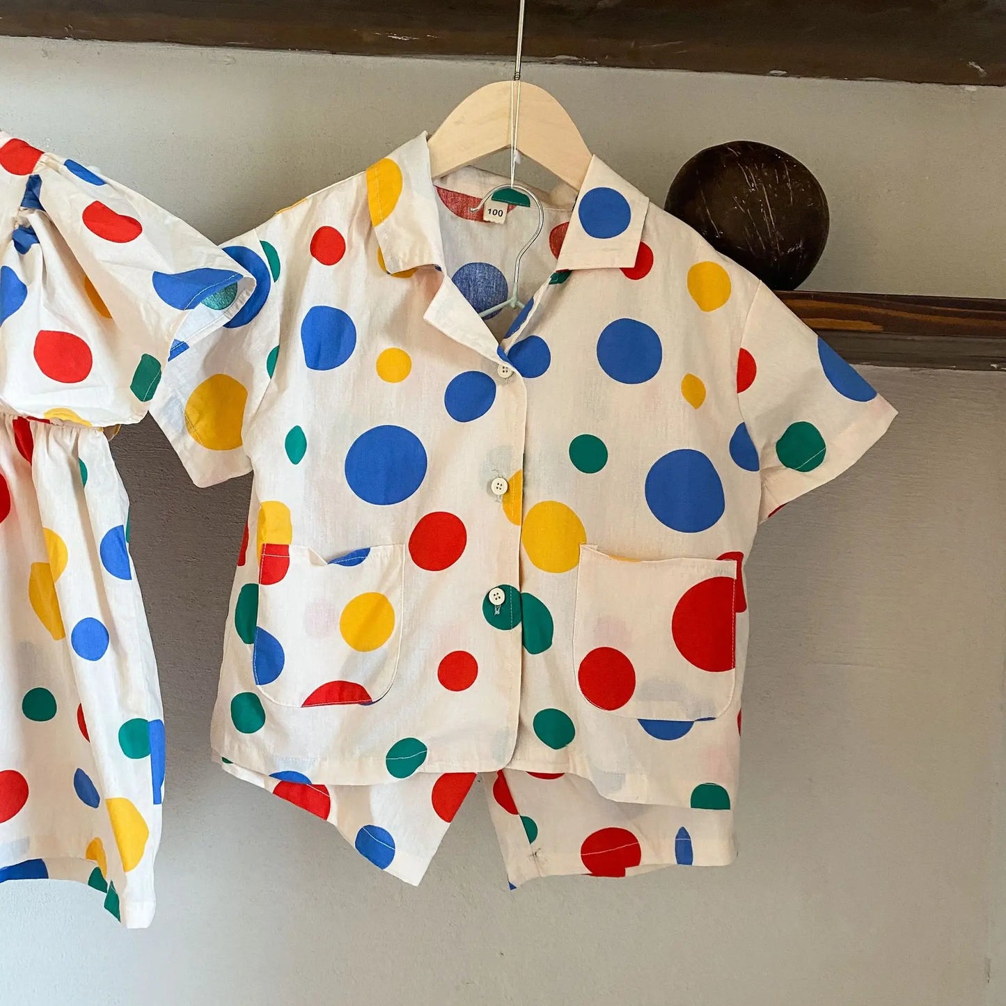 -キッズセットアップ 2点セット/ワンピース ボーイズ半袖シャツ+ショートパンツ/ガールズ半袖ワンピース カラフル水玉ドットプリント リンクコーデ 兄弟姉妹 お揃いコーデ【mh0004514】 - mamahalo shop - 半袖セットアップ -  べビー服 - 子供服 - 男の子 - 女の子