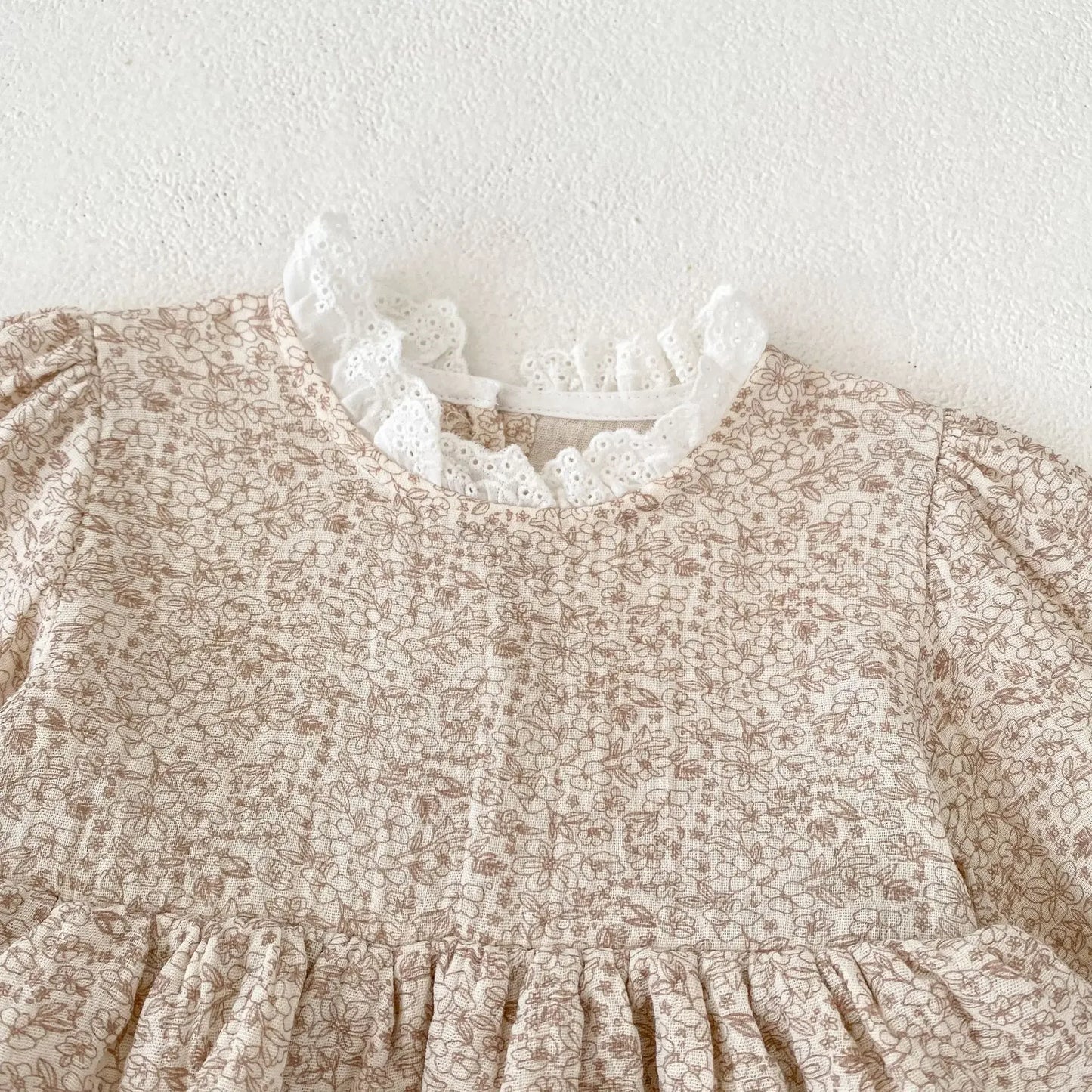 -ベビーロンパース ダブルフリルペプラムフラワプリント長袖パフスリーブボディスーツ - mamahalo shop - 長袖ロンパース -  べビー服 - 子供服 - 男の子 - 女の子