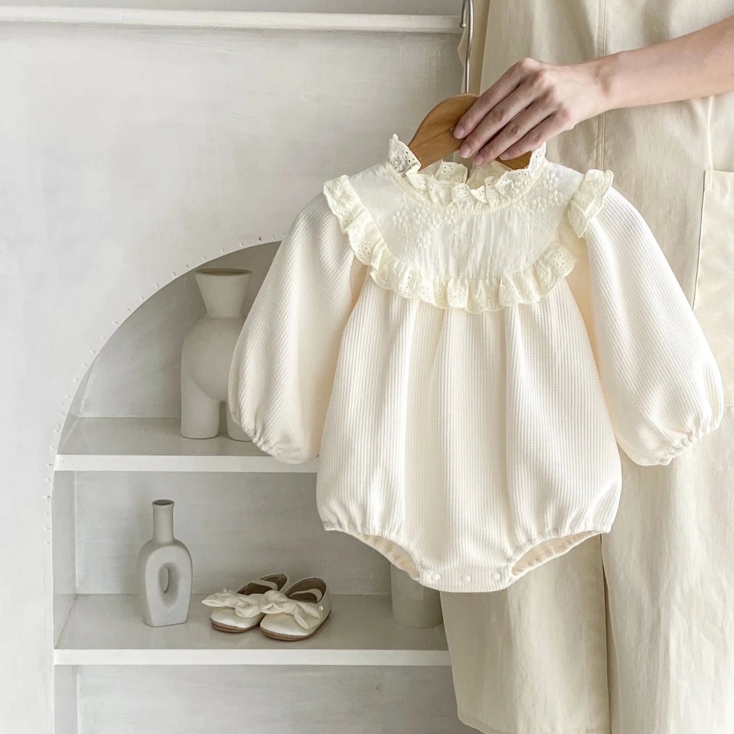 -ベビーロンパース レーススタンドフリルカラー長袖ワッフルボディスーツ アプリコット - mamahalo shop - 長袖ロンパース -  べビー服 - 子供服 - 男の子 - 女の子