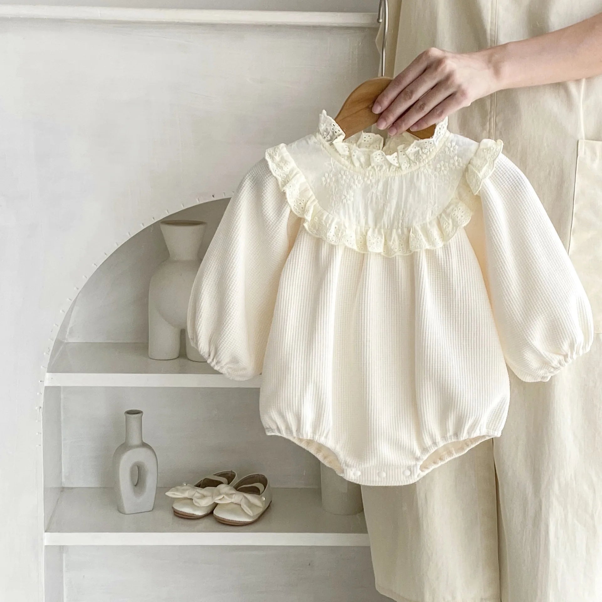 -ベビーロンパース レーススタンドフリルカラー長袖ワッフルボディスーツ アプリコット - mamahalo shop - 長袖ロンパース -  べビー服 - 子供服 - 男の子 - 女の子