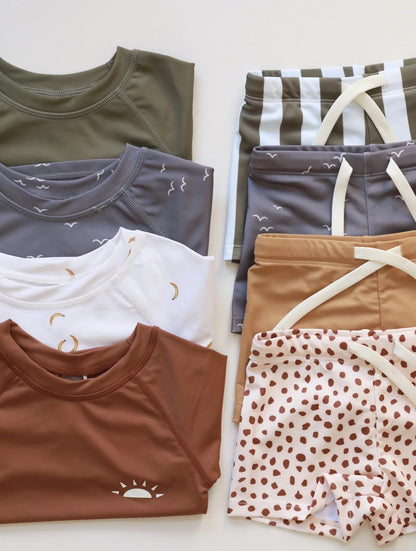 -キッズ水着 ボーイズ 半袖長袖 セパレートラッシュガード  スイムウェア スイミングウェア 帽子セット【mh0004294】 - mamahalo shop - ベビー用水着 -  べビー服 - 子供服 - 男の子 - 女の子