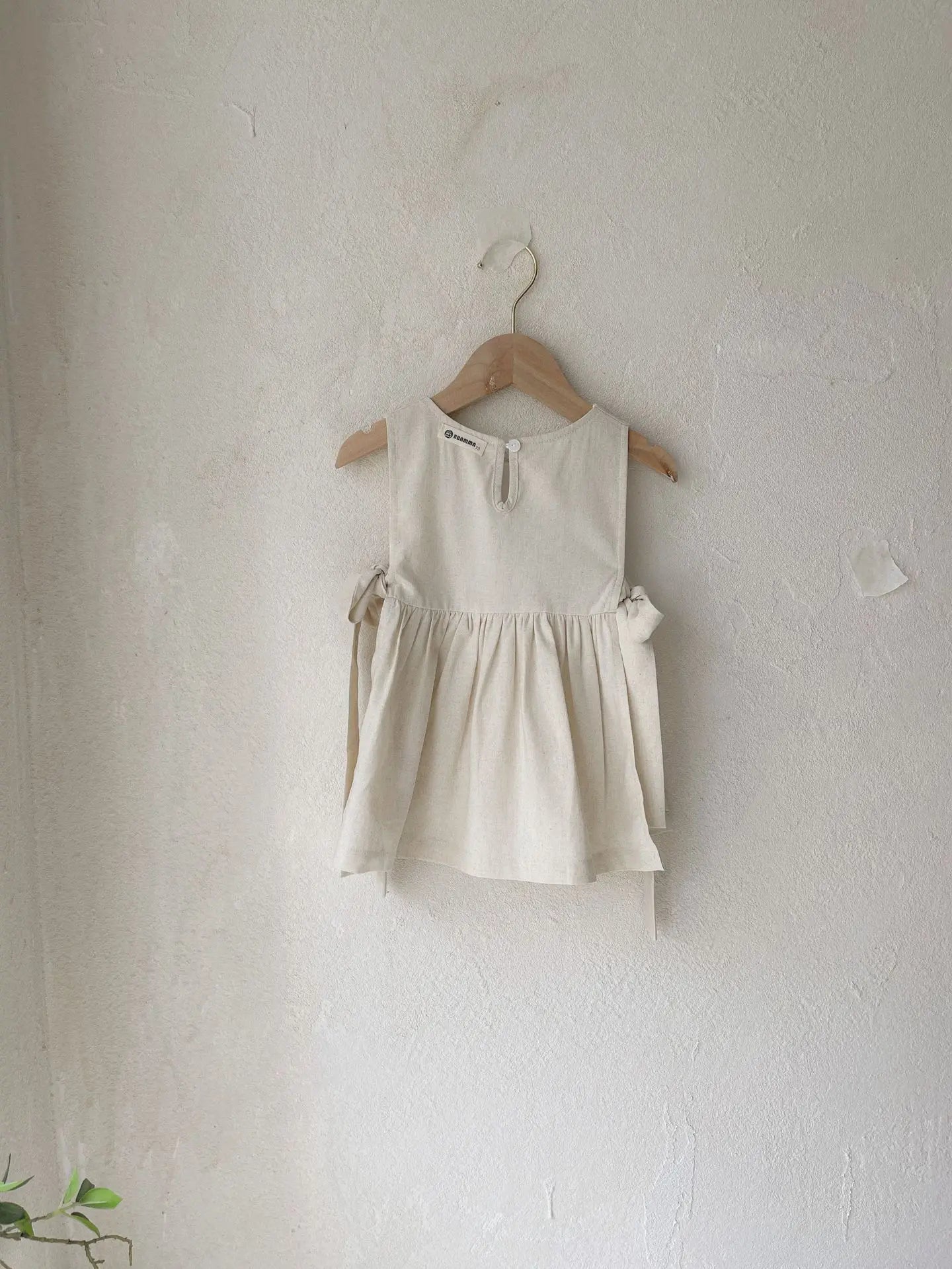 -ベビーワンピース ノースリーブエプロンドレス 重ね着 フラワー花柄刺繍【mh0006331】 - mamahalo shop - ノースリーブワンピース -  べビー服 - 子供服 - 男の子 - 女の子