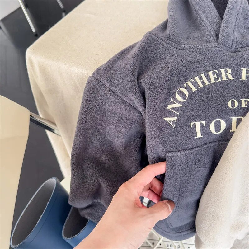 -キッズ ボアフリース レターロゴ フーディ スウェット パーカー - mamahalo shop - トレーナー・フーディ -  べビー服 - 子供服 - 男の子 - 女の子