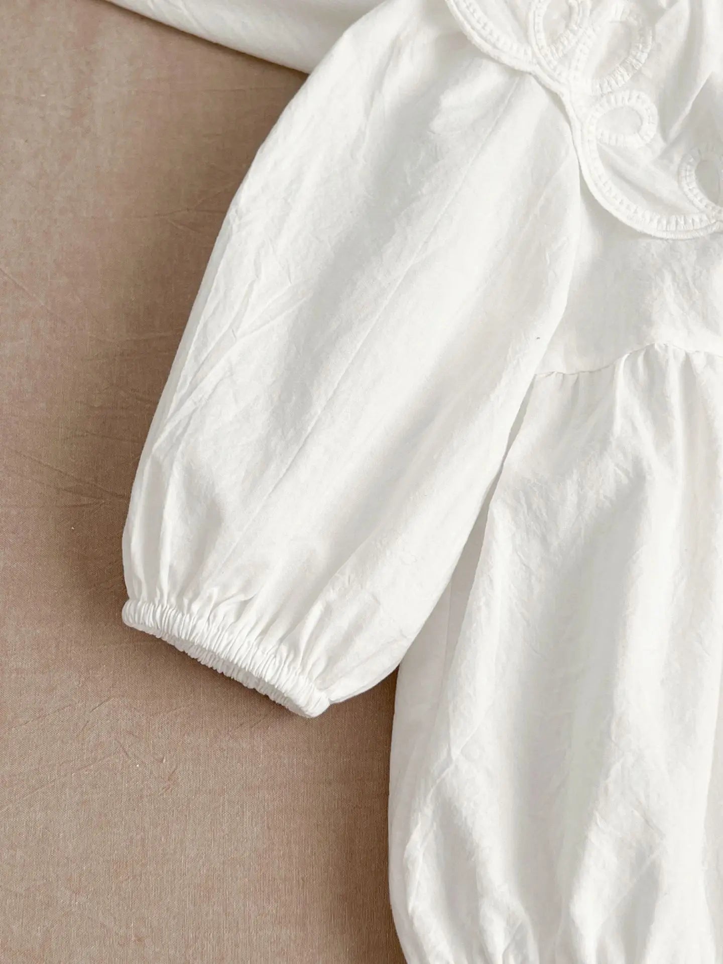 -ベビーロンパース ヘアバンドセット 長袖サークル襟ボディスーツ+リボンヘアバンド ホワイト【mh0004697】 - mamahalo shop - 長袖ロンパース -  べビー服 - 子供服 - 男の子 - 女の子