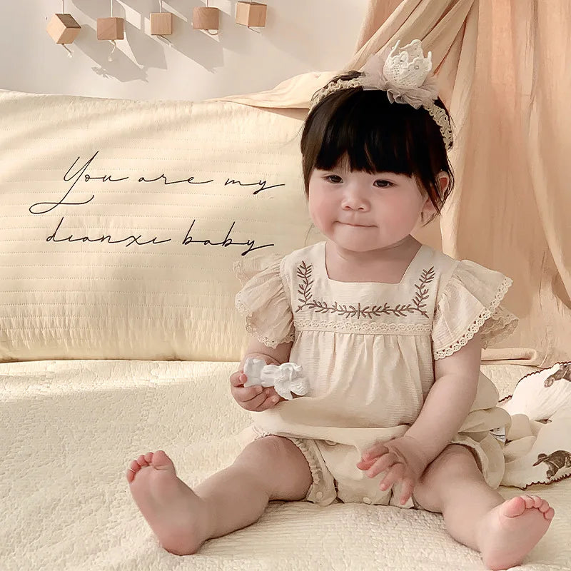 -ベビージャンプスーツ 半袖フリルスリーブ つなぎ フラワー花柄刺繍 ベージュ - mamahalo shop - 半袖ジャンプスーツ -  べビー服 - 子供服 - 男の子 - 女の子