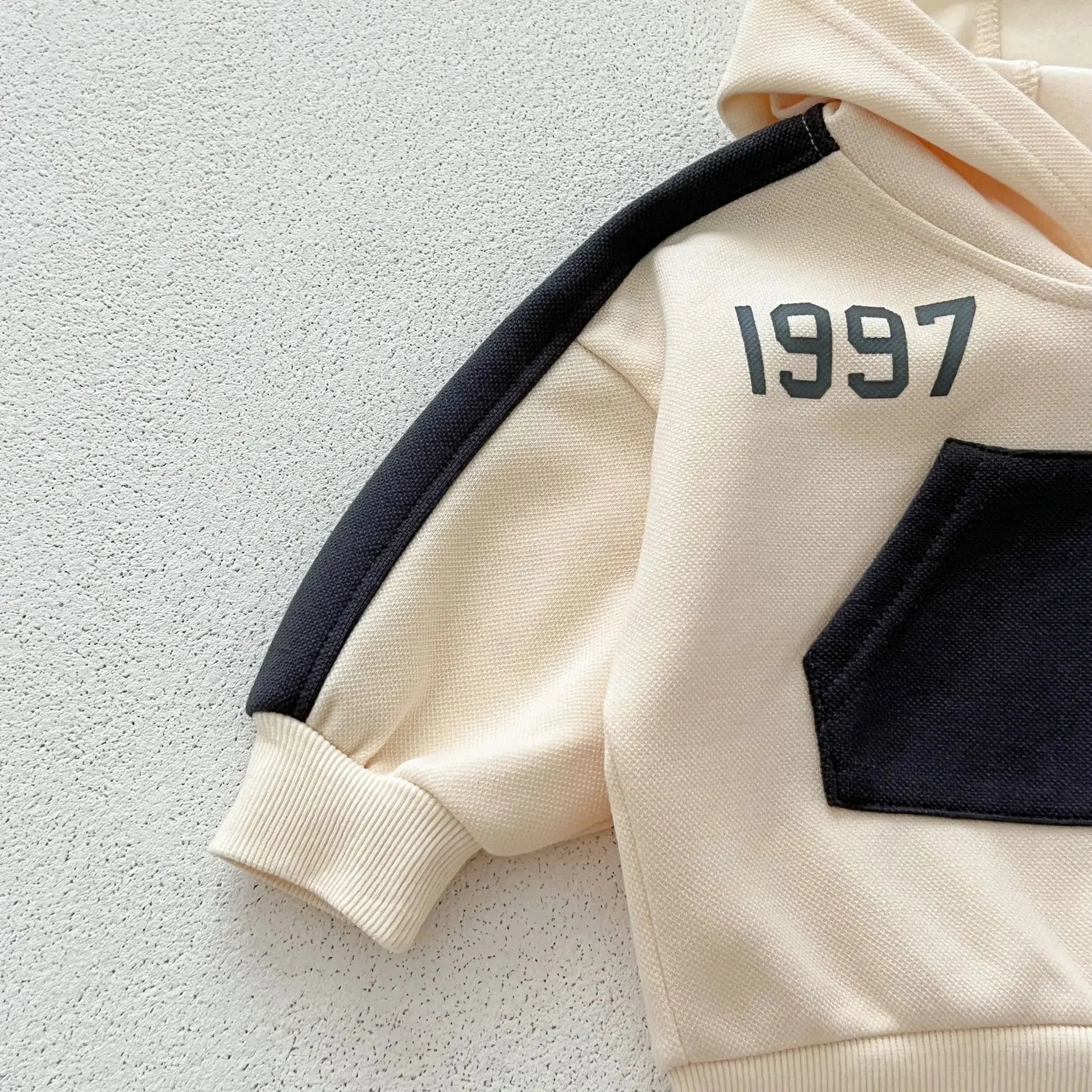 -ベビーキッズセットアップ 2点セット バイカラーナンバーロゴプリントフーディスウェットパーカー+スウェットパンツ - mamahalo shop - 長袖セットアップ -  べビー服 - 子供服 - 男の子 - 女の子