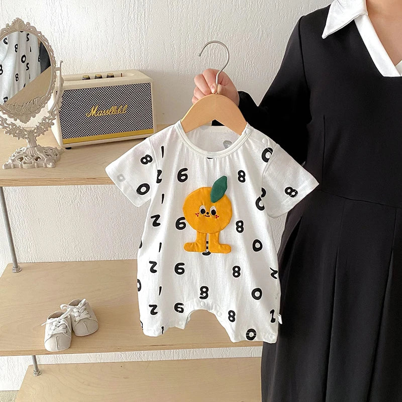 -ベビーロンパース 半袖ジャンプスーツ ボディシャツ オレンジ ナンバーロゴプリント【mh0005420】 - mamahalo shop - 半袖ロンパース -  べビー服 - 子供服 - 男の子 - 女の子