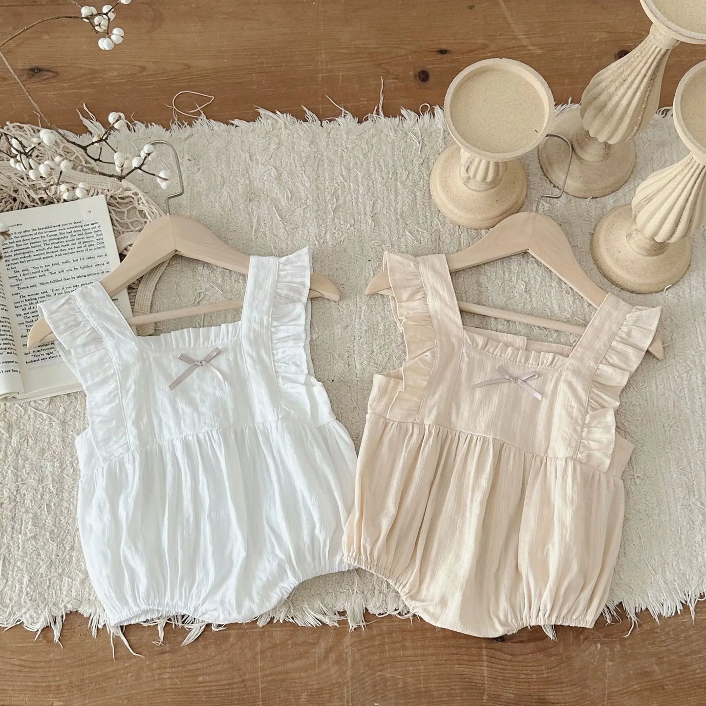 -ベビーロンパース フリル ノースリーブ リボンボディスーツ 2カラー【mh0006297】 - mamahalo shop - ノースリーブロンパース -  べビー服 - 子供服 - 男の子 - 女の子