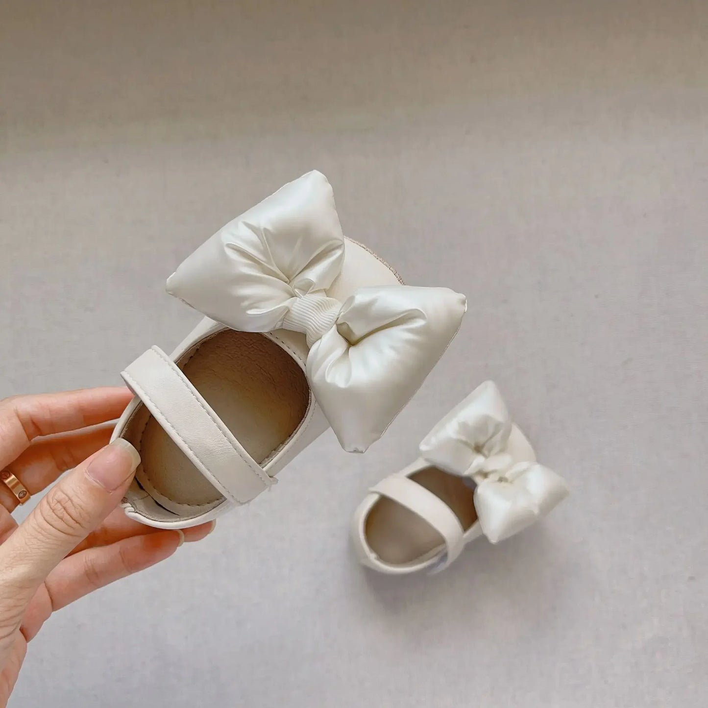 -ベビーシューズ パフリボンストラップフラットバレエシューズ ファーストシューズ 靴 - mamahalo shop - ベビー用靴 -  べビー服 - 子供服 - 男の子 - 女の子