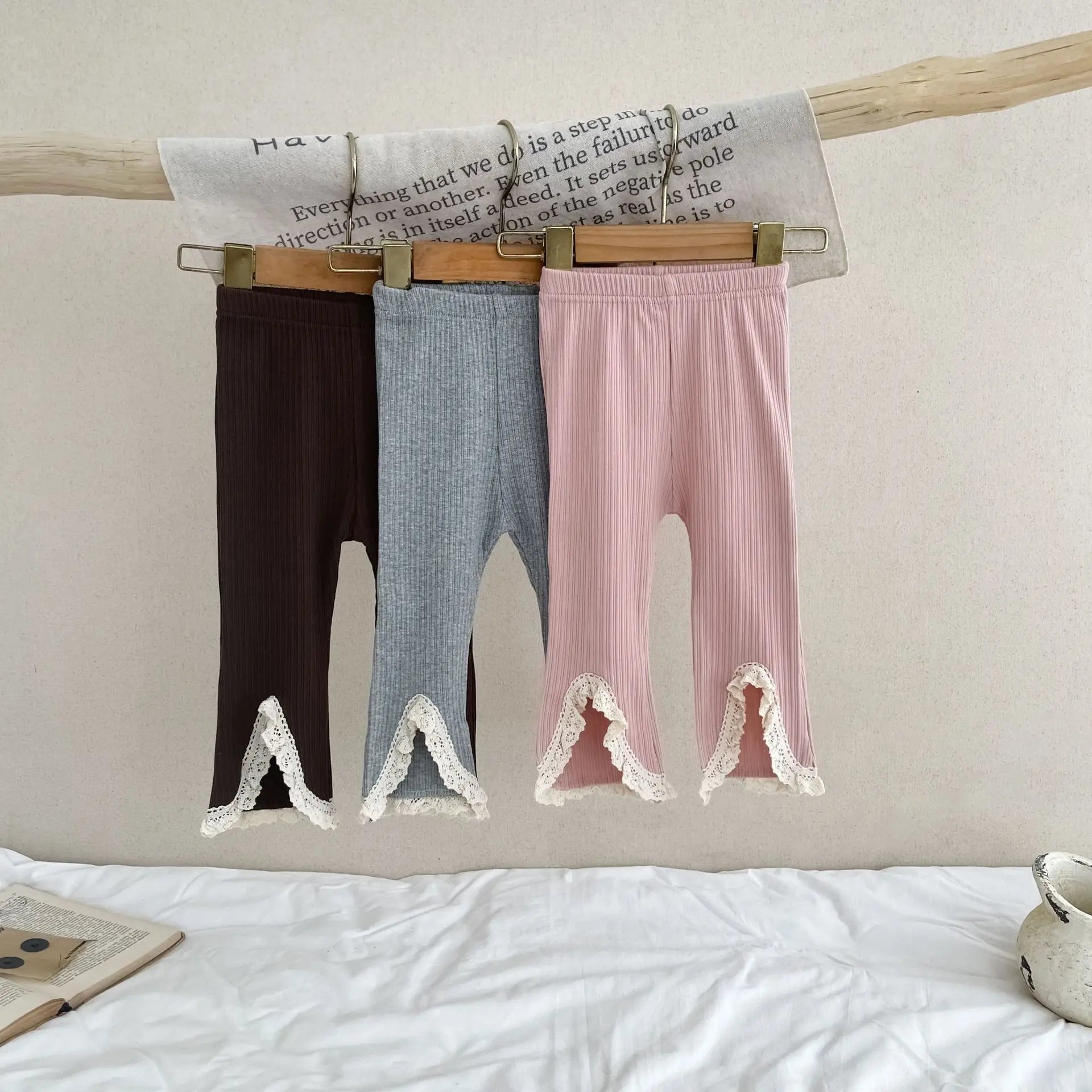 -ベビーパンツ フロントスリット レース フレア レギンスパンツ 3カラー【mh0006345】 - mamahalo shop - レギンスパンツ -  べビー服 - 子供服 - 男の子 - 女の子