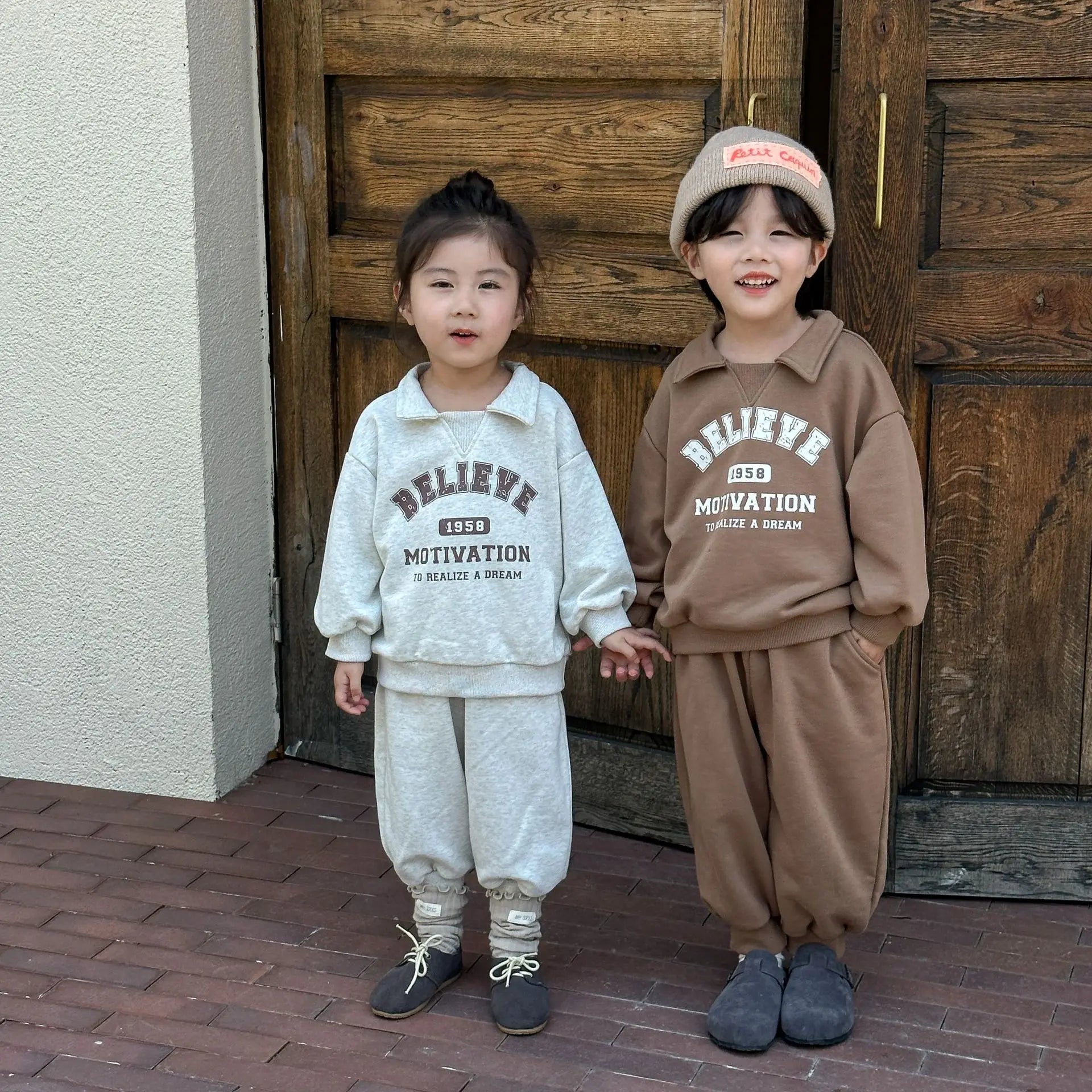 -キッズセットアップ 2点セット 長袖襟付きスウェットシャツ+ロングパンツ レターロゴプリント 2カラー - mamahalo shop - 長袖セットアップ -  べビー服 - 子供服 - 男の子 - 女の子