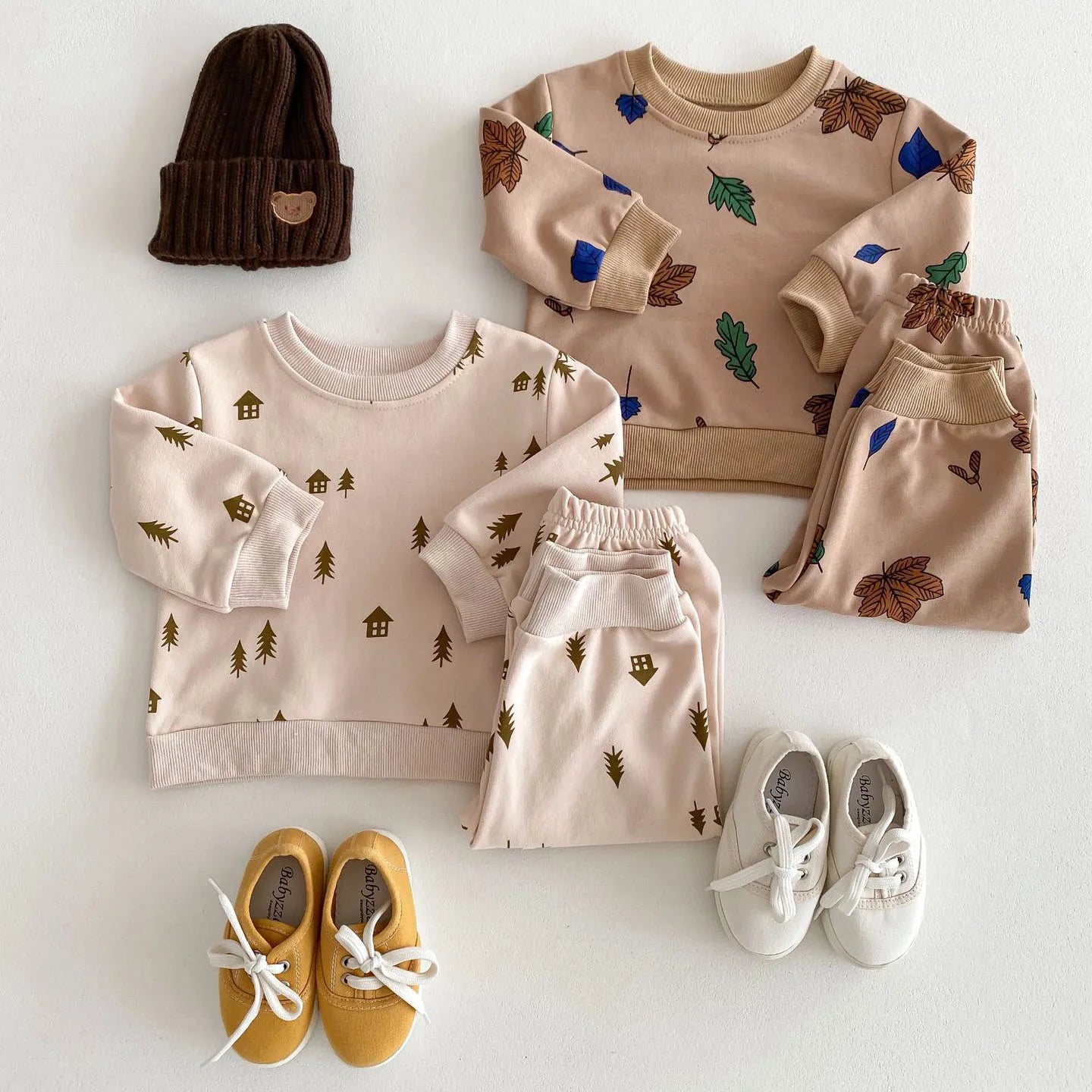 -ベビーセットアップ 2点セット ツリー ハウス リーフ 木 家 葉 プリント柄 スウェットシャツ スウェットパンツ ベージュ ブラウン 2カラー - mamahalo shop - 長袖セットアップ -  べビー服 - 子供服 - 男の子 - 女の子