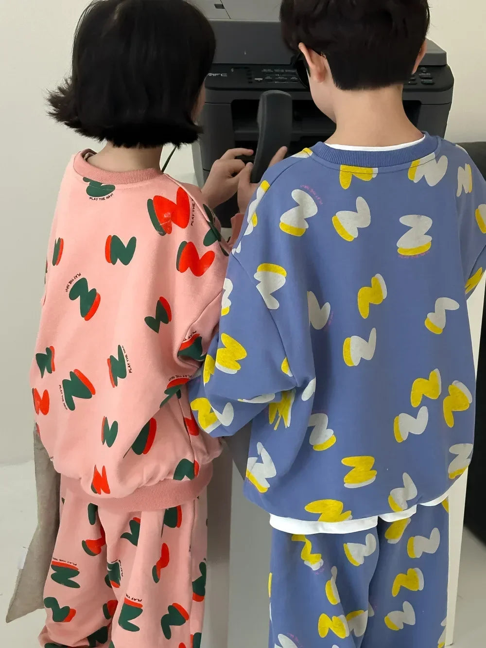 -キッズセットアップ 2点セット ロゴプリント柄スウェットシャツ+スウェットパンツ 2カラー【mh0007137】 - mamahalo shop - 長袖セットアップ -  べビー服 - 子供服 - 男の子 - 女の子