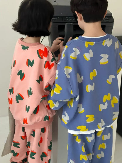 -キッズセットアップ 2点セット ロゴプリント柄スウェットシャツ+スウェットパンツ 2カラー【mh0007137】 - mamahalo shop - 長袖セットアップ -  べビー服 - 子供服 - 男の子 - 女の子