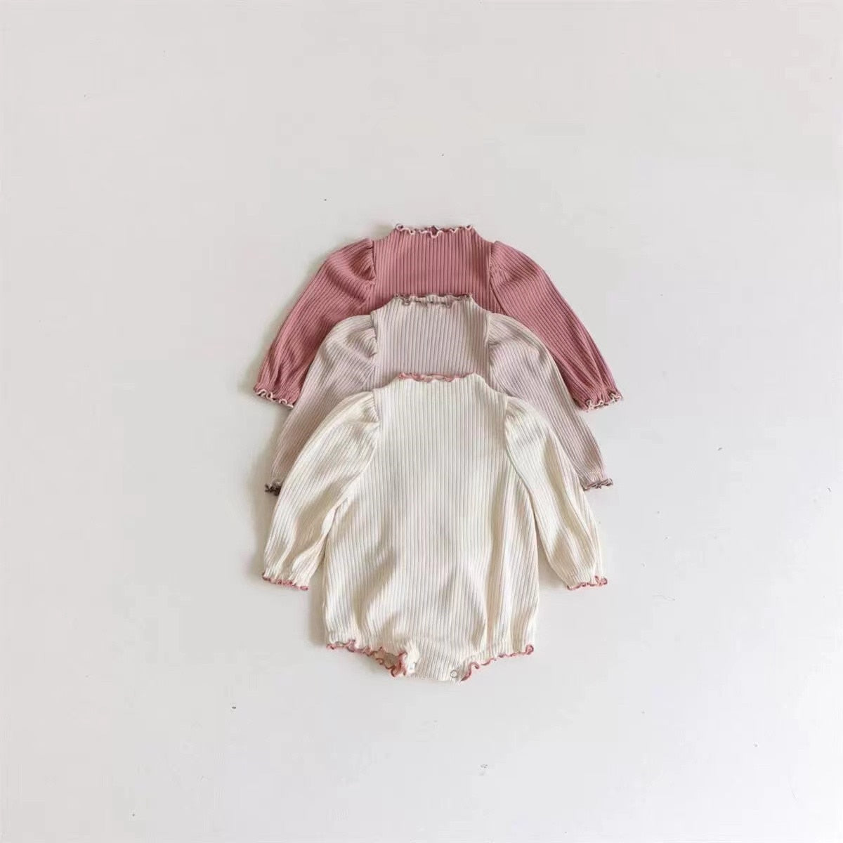 -ベビー 長袖ロンパース リブ フリル スタンドカラー シンプル ベーシック ピンク ベージュ 2カラー ガールズ 女の子 子供服 7819 - mamahalo shop - 長袖ロンパース -  べビー服 - 子供服 - 男の子 - 女の子