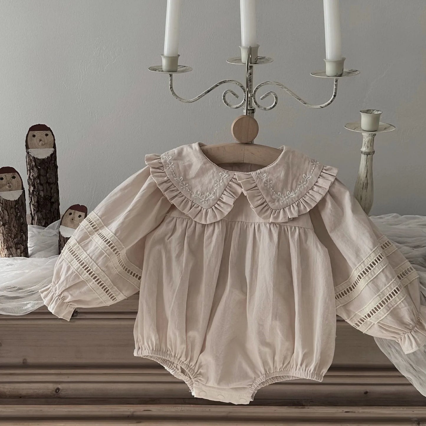 -ベビーロンパース 長袖ボディスーツ 刺繍フリル襟 ハシゴレース ベージュ - mamahalo shop - 長袖ロンパース -  べビー服 - 子供服 - 男の子 - 女の子