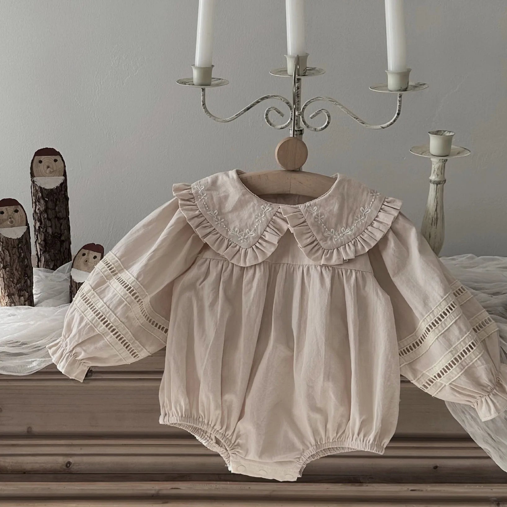 -ベビーロンパース 長袖ボディスーツ 刺繍フリル襟 ハシゴレース ベージュ - mamahalo shop - 長袖ロンパース -  べビー服 - 子供服 - 男の子 - 女の子