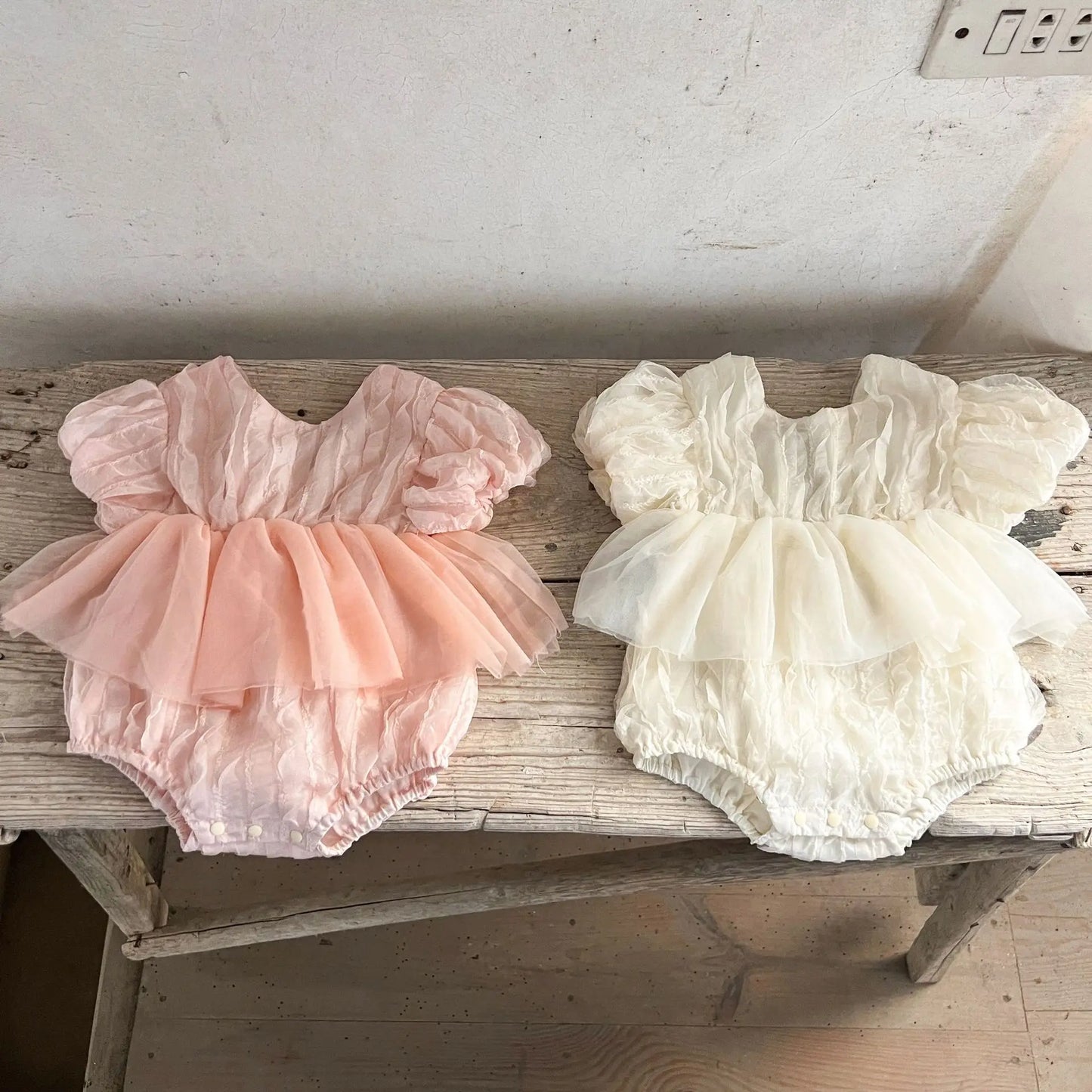 -ベビーロンパース 半袖ペプラムボディスーツ レース チューリップ ドレスロンパース 2カラー【mh0005624】 - mamahalo shop - 半袖ロンパース -  べビー服 - 子供服 - 男の子 - 女の子