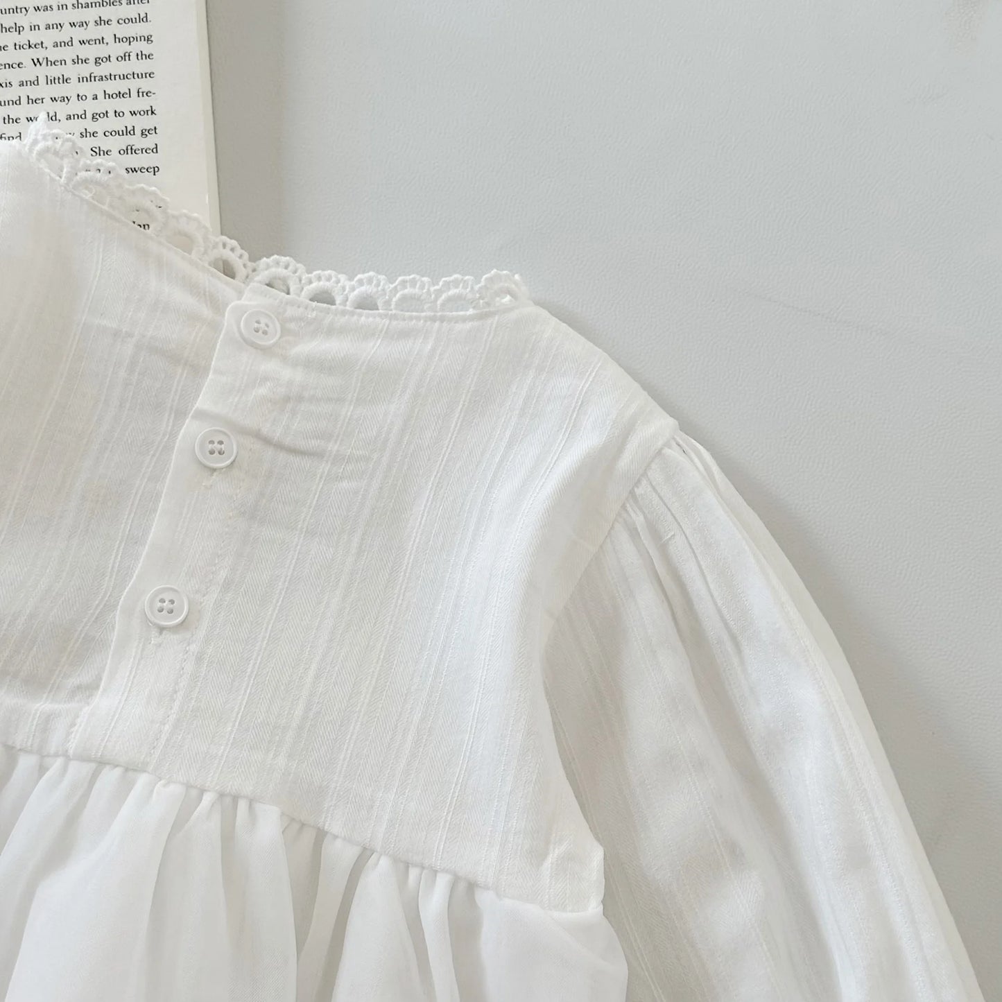 -ベビーロンパース 長袖スカートボディスーツ レース スワンワンポイント ホワイト - mamahalo shop - 長袖ロンパース -  べビー服 - 子供服 - 男の子 - 女の子