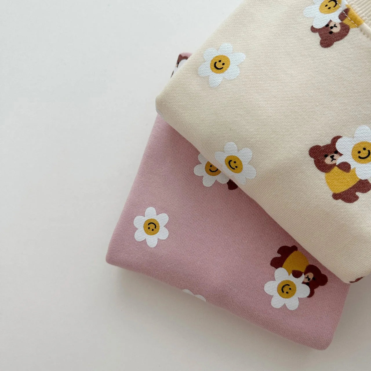 -ベビーセットアップ 2点セット ベアくま スマイルフラワープリント 長袖スェットシャツ ロングパンツ - mamahalo shop - 長袖セットアップ -  べビー服 - 子供服 - 男の子 - 女の子