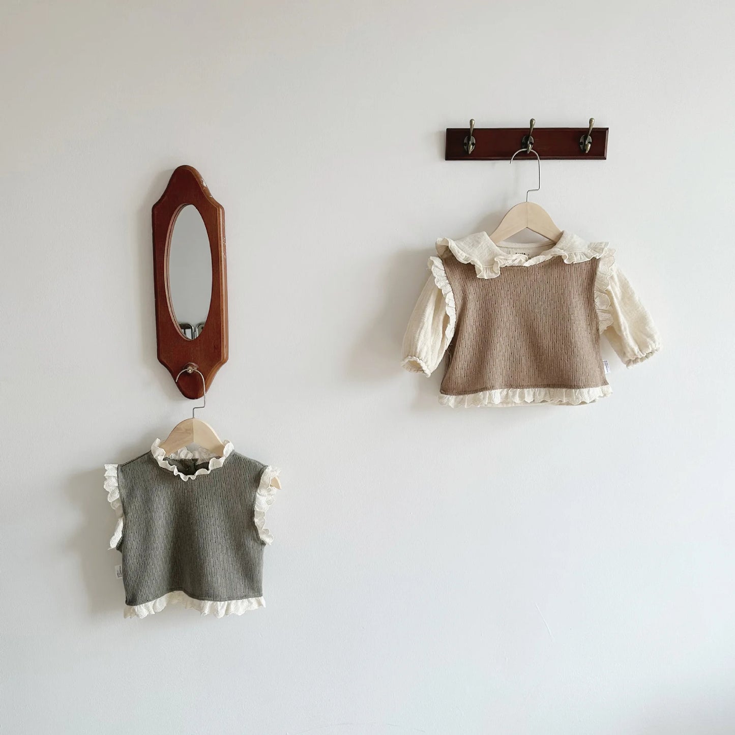 -ベビートップス レースフリル ノースリーブベストブラウス 2カラー - mamahalo shop - ベスト -  べビー服 - 子供服 - 男の子 - 女の子