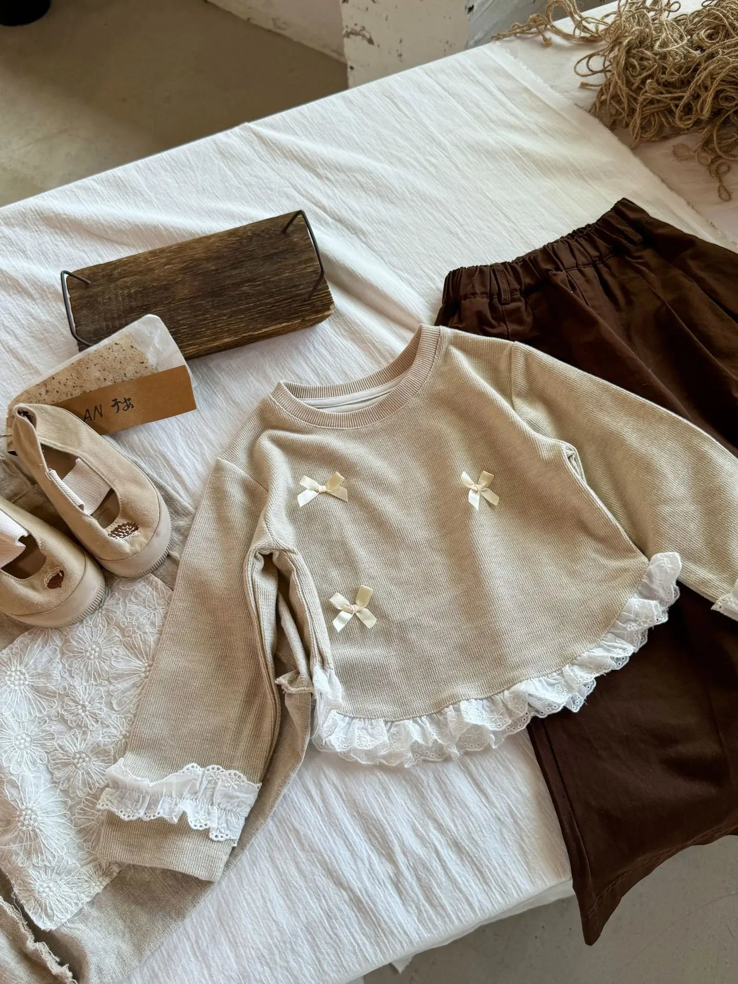 -キッズトップス リボン裾袖フリル長袖Tシャツ 2カラー【mh0007320】 - mamahalo shop - 長袖Tシャツ -  べビー服 - 子供服 - 男の子 - 女の子