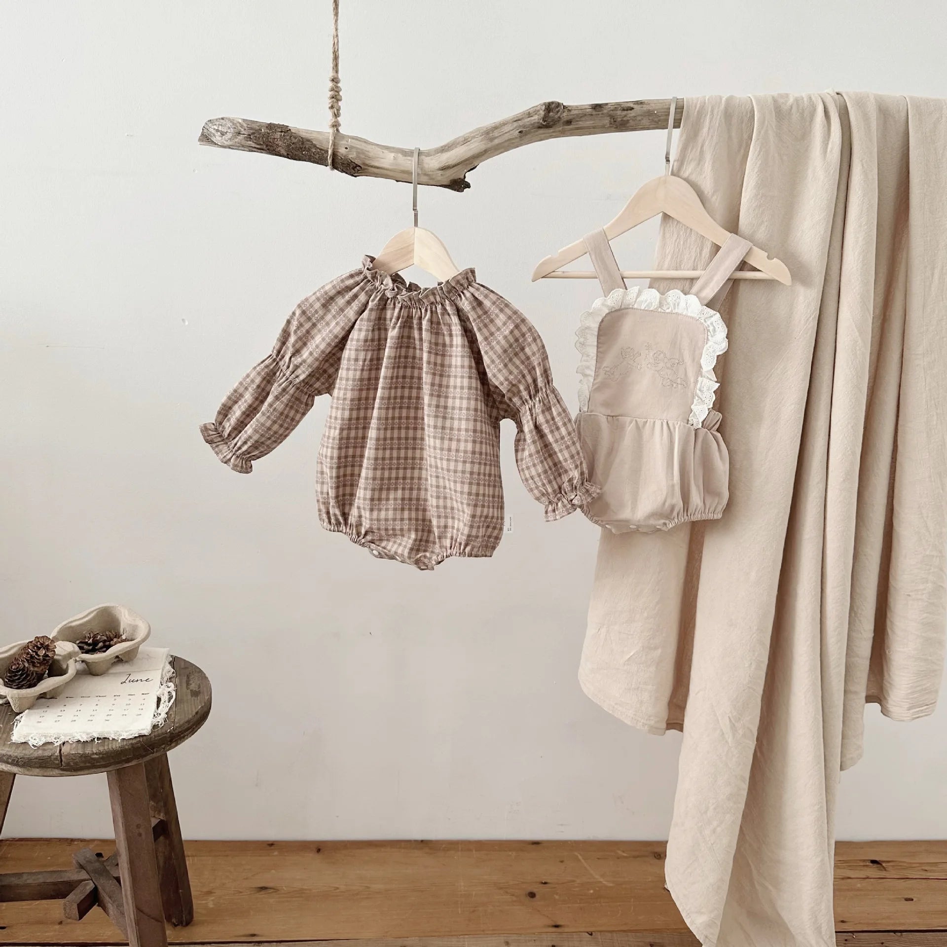 -ベビーロンパース チェック柄 フリル襟 長袖ボディスーツ - mamahalo shop - 長袖ロンパース -  べビー服 - 子供服 - 男の子 - 女の子