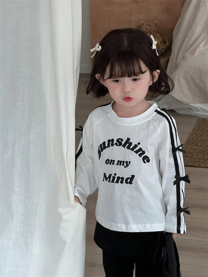 -キッズトップス サイドダブルリボンラインレターロゴプリント長袖Tシャツ 2カラー - mamahalo shop - 長袖Tシャツ -  べビー服 - 子供服 - 男の子 - 女の子