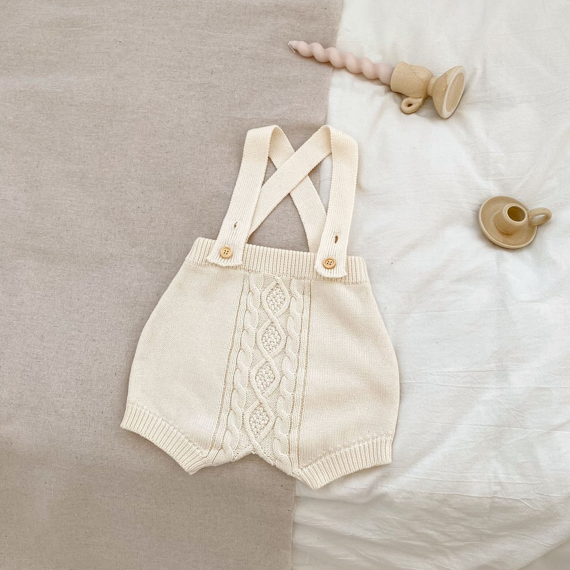 -ベビー アランニット ケーブル編み サスペンダー ニット バルーン パンツ ショートパンツ サロペット ホワイト ベージュ ダークグレー ユニセックス 6999 - mamahalo shop - サロペットパンツ・サスペンダーパンツ -  べビー服 - 子供服 - 男の子 - 女の子