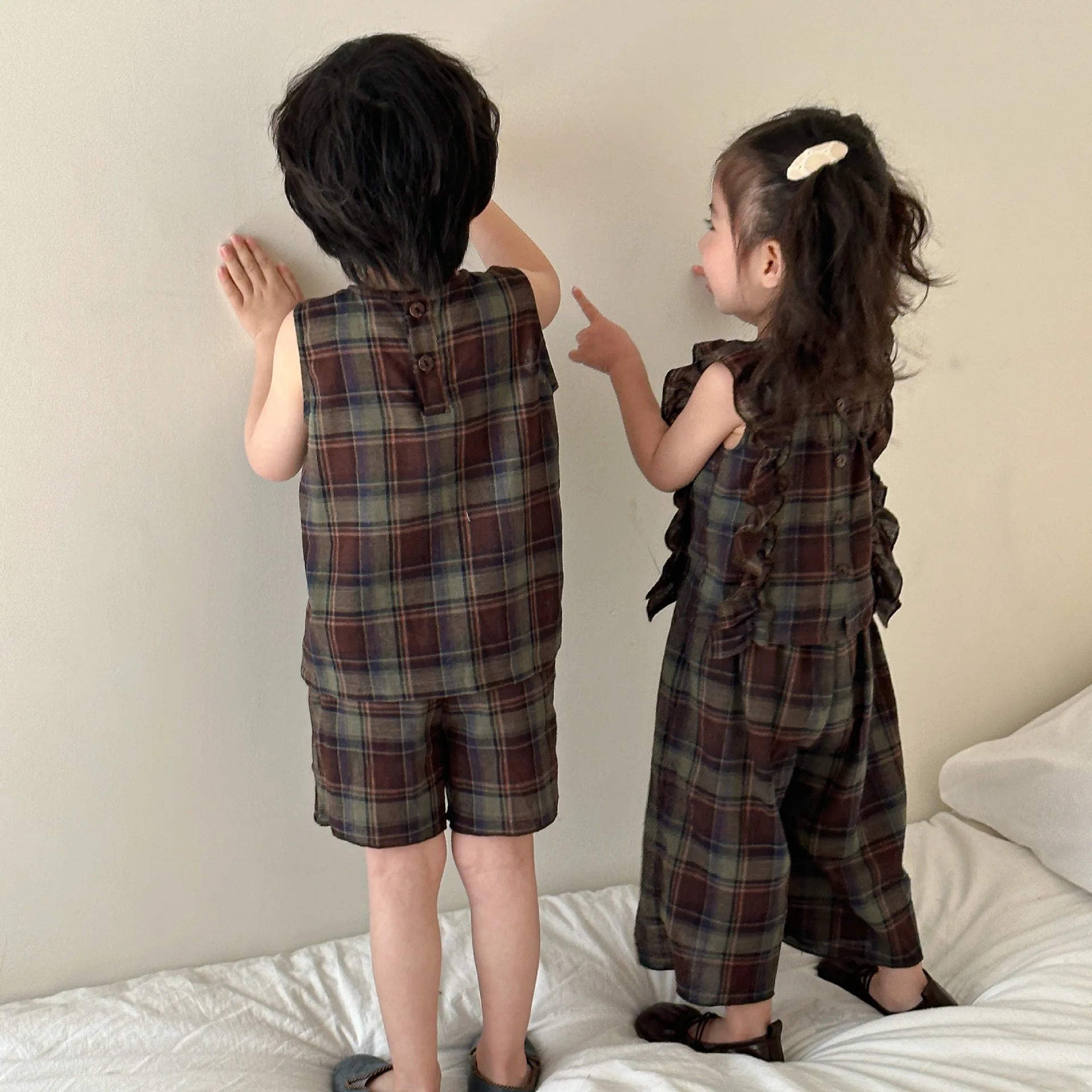 -キッズセットアップ 2点セット ボーイズ タンクトップ+ショートパンツ/ガールズフリルノースリーブブラウス+ロングワイドパンツ チェック リンクコーデ 兄弟姉妹 お揃いコーデ【mh0004647】 - mamahalo shop - ノースリーブセットアップ -  べビー服 - 子供服 - 男の子 - 女の子