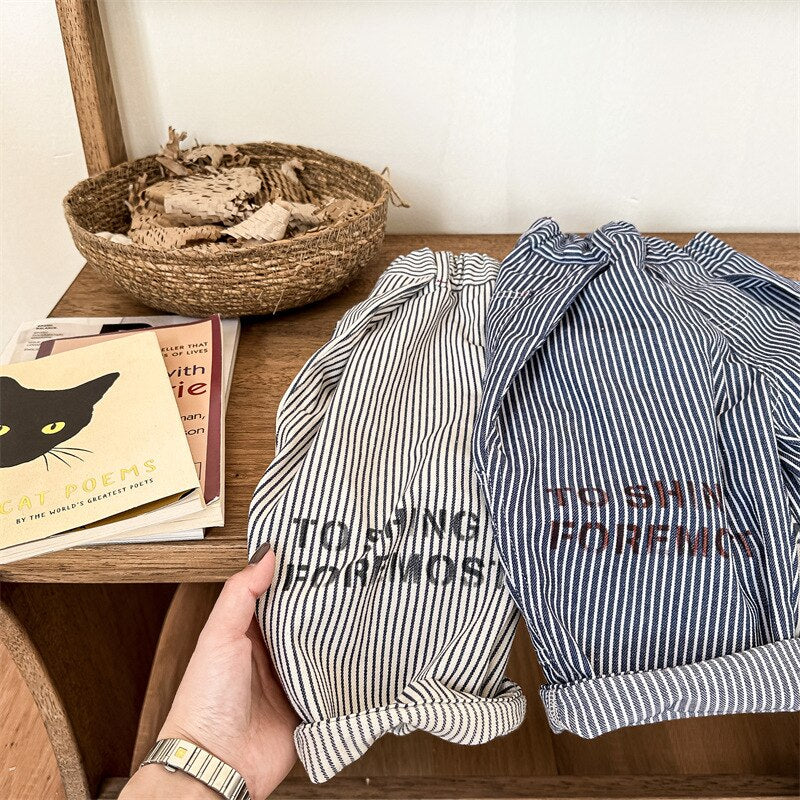 -キッズ ストライプ レターロゴ プリント ルーズ ヒッコリー パンツ ボーイズ - mamahalo shop - ロングパンツ・スウェットパンツ -  べビー服 - 子供服 - 男の子 - 女の子