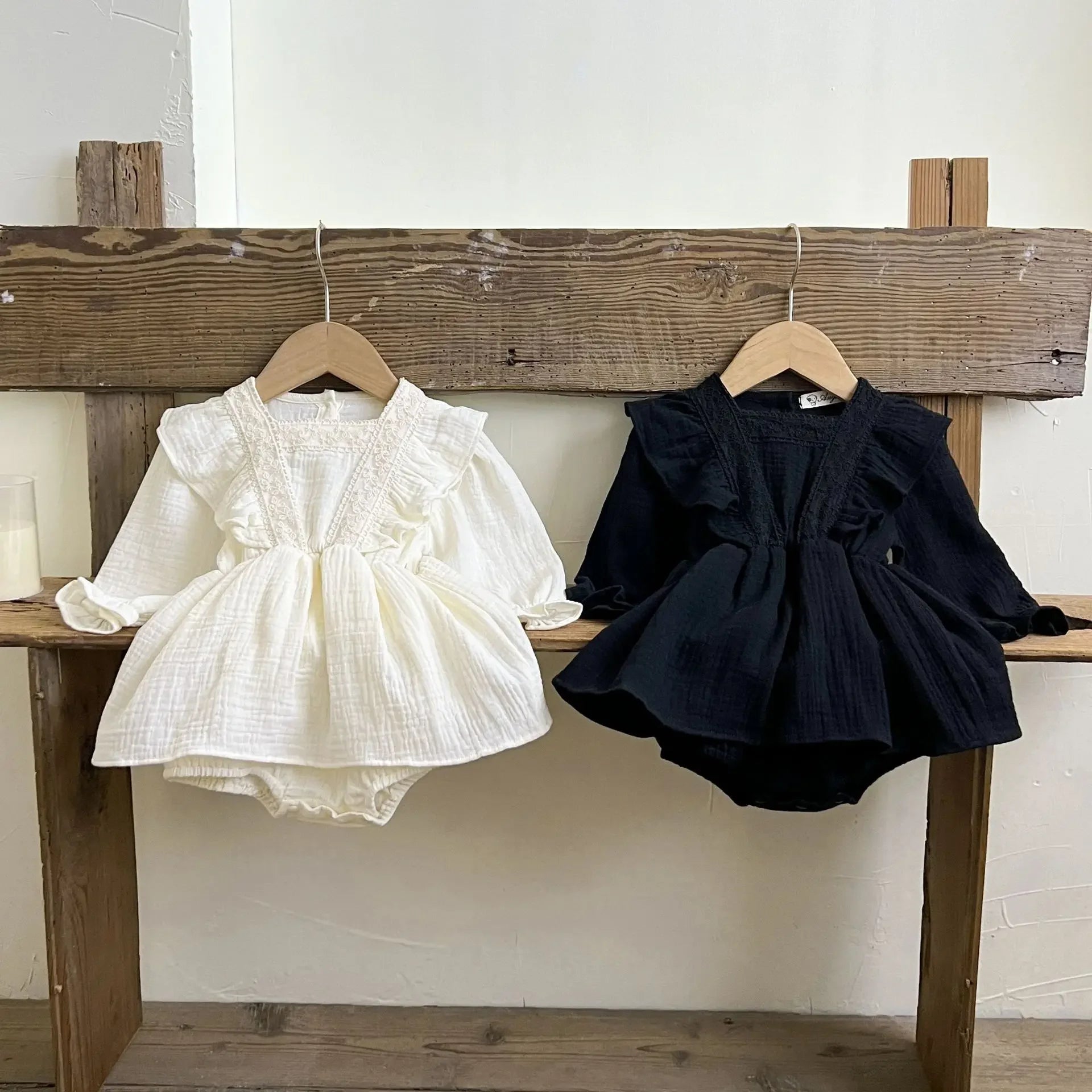 -ベビーロンパース ショルダーフリルスカート長袖ボディスーツ 2カラー - mamahalo shop - 長袖ロンパース -  べビー服 - 子供服 - 男の子 - 女の子