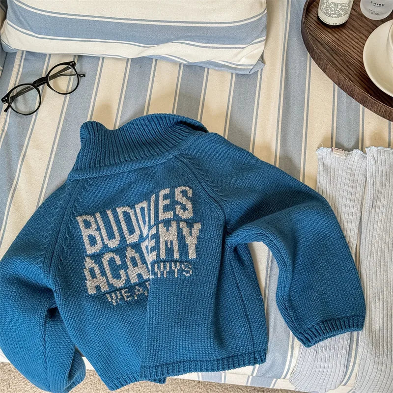 -キッズカーディガン バックレターロゴ刺繍襟付きニットジャケット 2カラー - mamahalo shop - カーディガン・パーカー -  べビー服 - 子供服 - 男の子 - 女の子