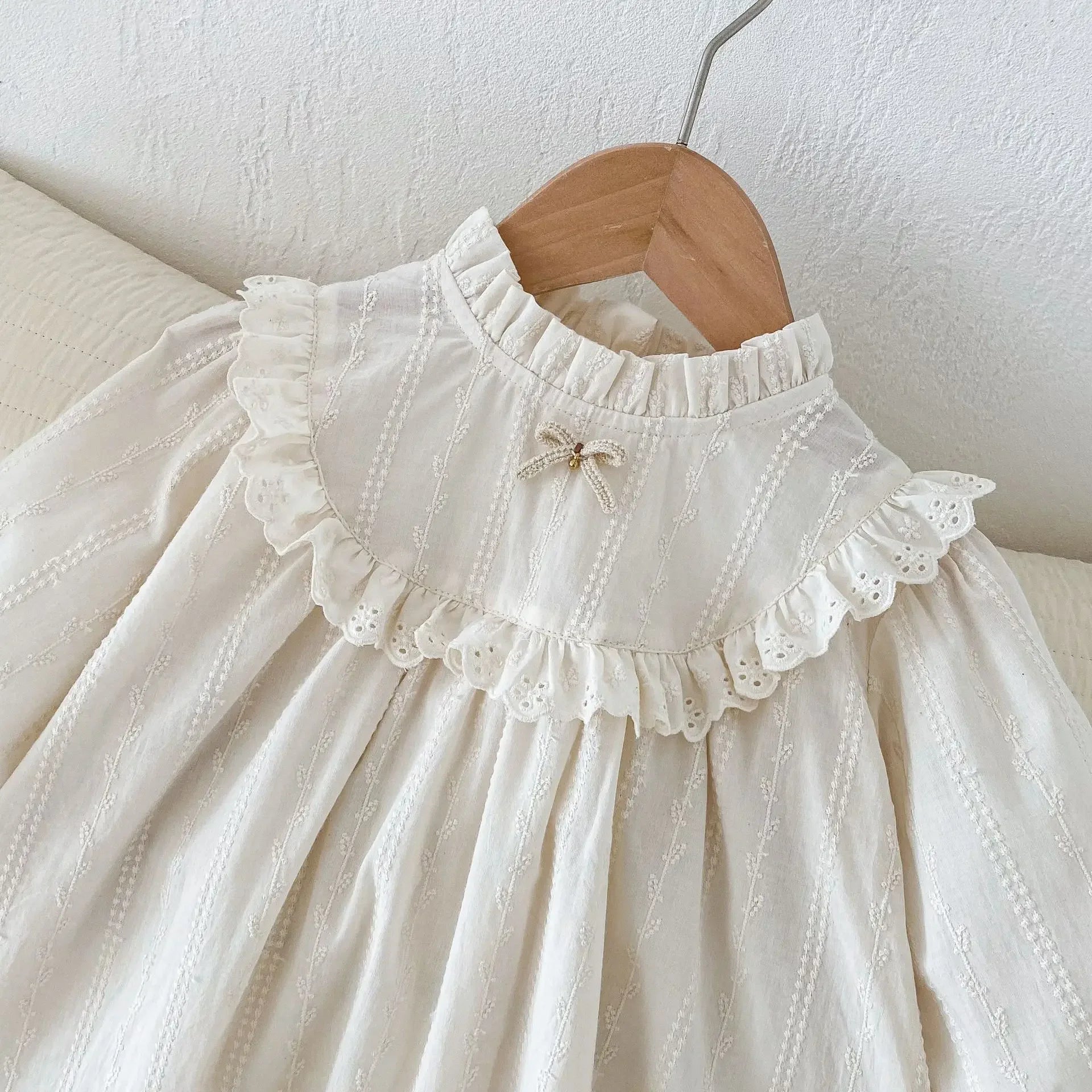 -ベビーキッズワンピース スタンドフリルカラーリボンワンポイント長袖ワンピース ベージュ - mamahalo shop - 長袖ワンピース -  べビー服 - 子供服 - 男の子 - 女の子