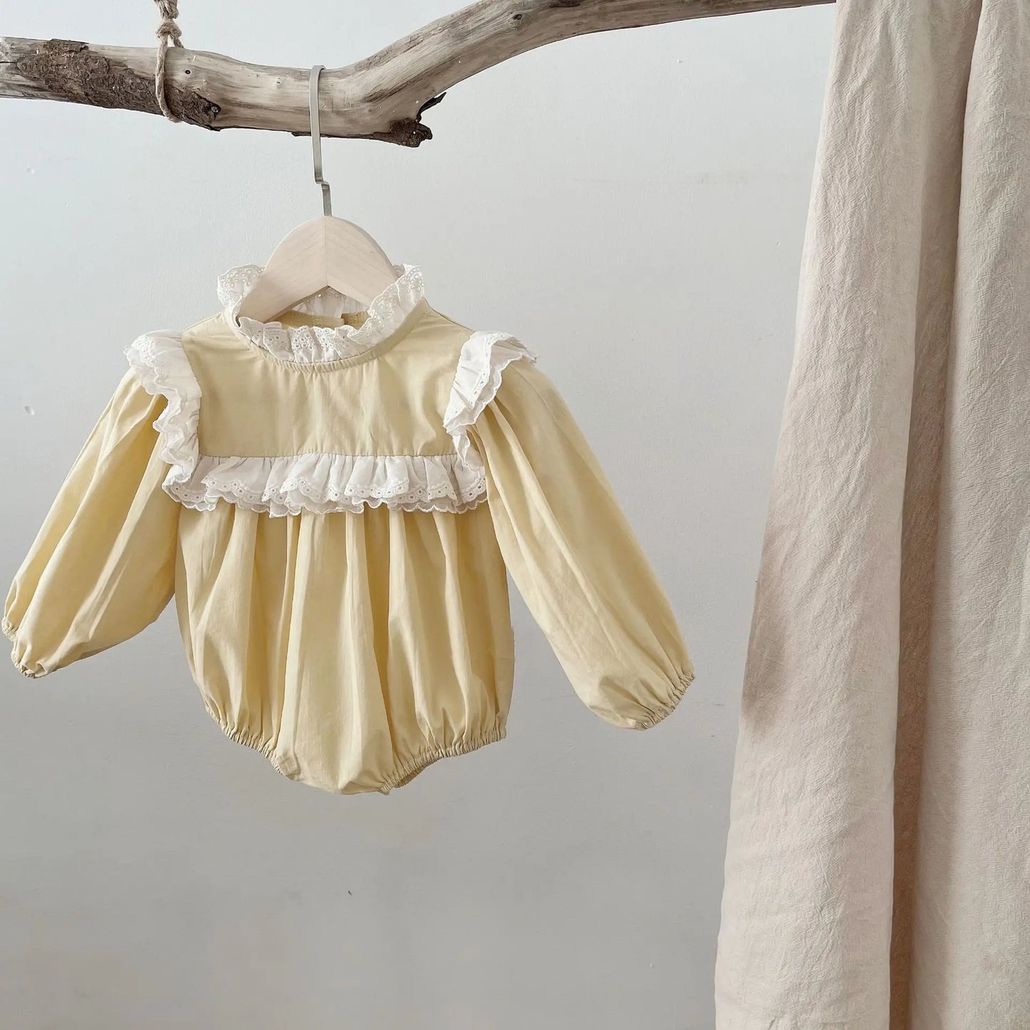 -ベビーロンパース 長袖パフスリーブボディスーツ レーススタンドカラー イエロー【mh0004668】 - mamahalo shop - 長袖ロンパース -  べビー服 - 子供服 - 男の子 - 女の子