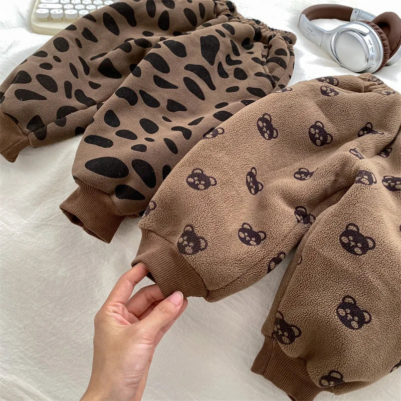 -ベビーパンツ フリーススウェットパンツ くまベア柄 レオパード柄プリント ブラウン【mh0003443】 - mamahalo shop - ロングパンツ・スウェットパンツ -  べビー服 - 子供服 - 男の子 - 女の子