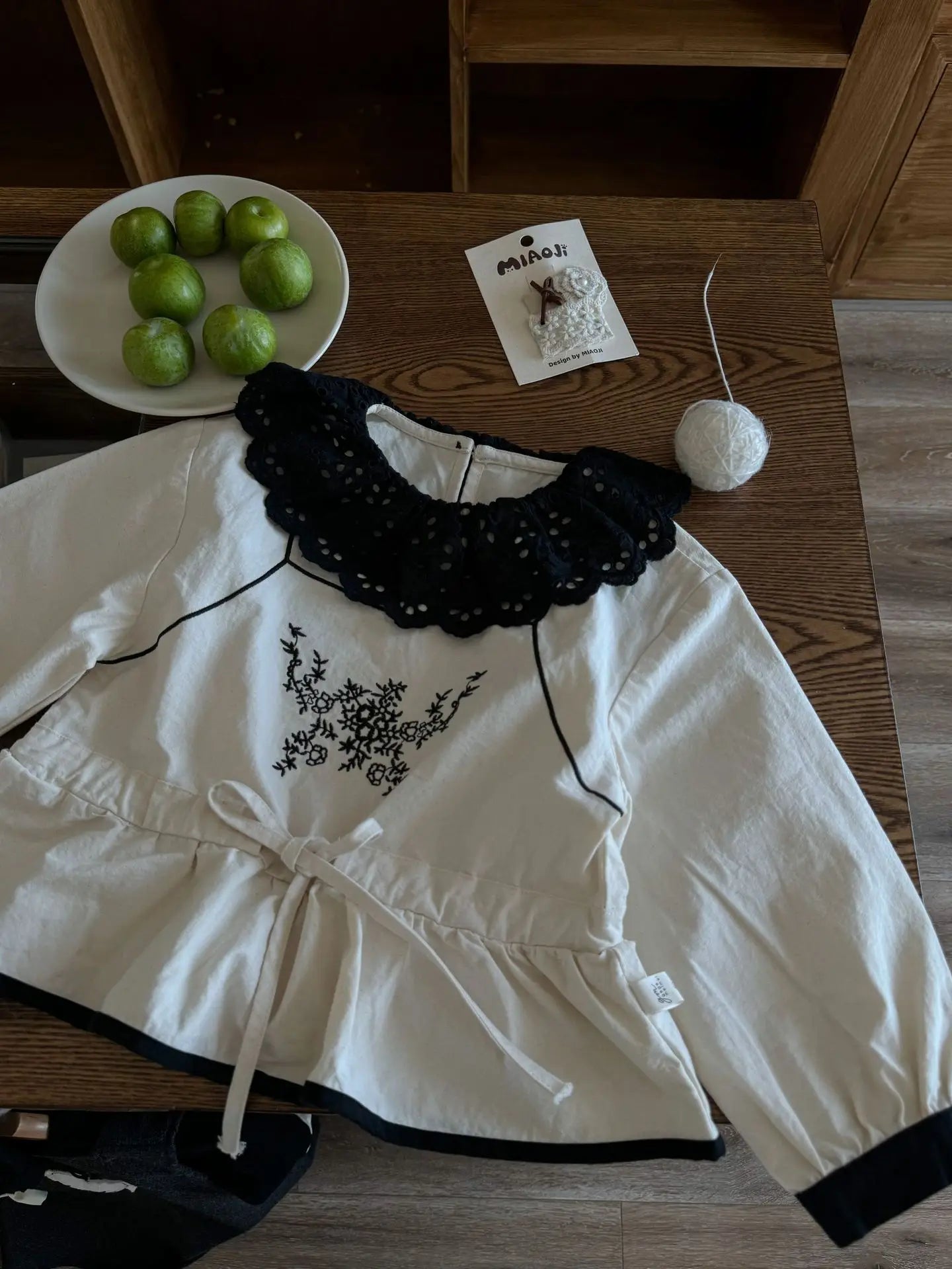 -キッズトップス ラッフル襟フラワー刺繍チュニックブラウス/ロングフリルパンツ - mamahalo shop - 長袖セットアップ -  べビー服 - 子供服 - 男の子 - 女の子