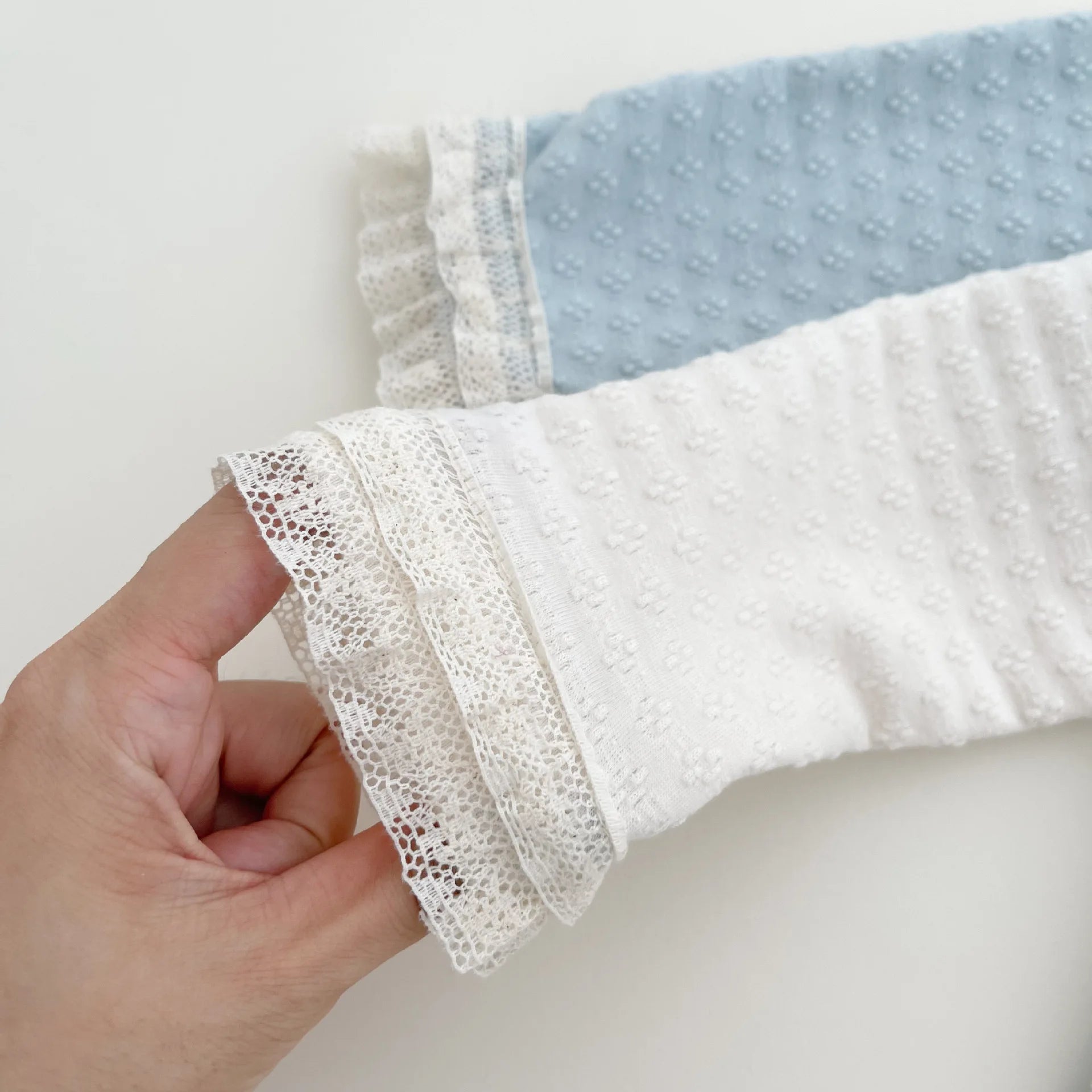 -ベビーセットアップ 2点セット レースフリル長袖Tシャツ+裾レースフリルパンツ 2カラー【mh0006714】 - mamahalo shop - 長袖セットアップ -  べビー服 - 子供服 - 男の子 - 女の子