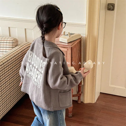 -キッズカーディガン バックレターロゴ刺繍襟付きニットジャケット 2カラー - mamahalo shop - カーディガン・パーカー -  べビー服 - 子供服 - 男の子 - 女の子