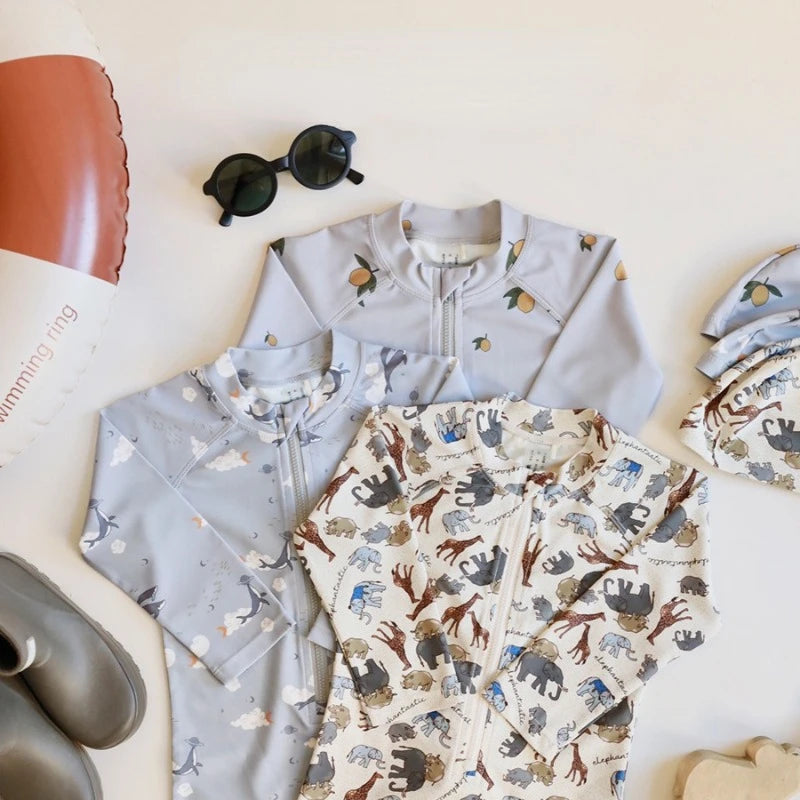 -キッズ水着 ボーイズ 長袖ジップアップつなぎ ワンピース+帽子セット アニマルサファリ/レモンプリント スイムウェア 3カラー【mh0005983】 - mamahalo shop - ベビー用水着 -  べビー服 - 子供服 - 男の子 - 女の子