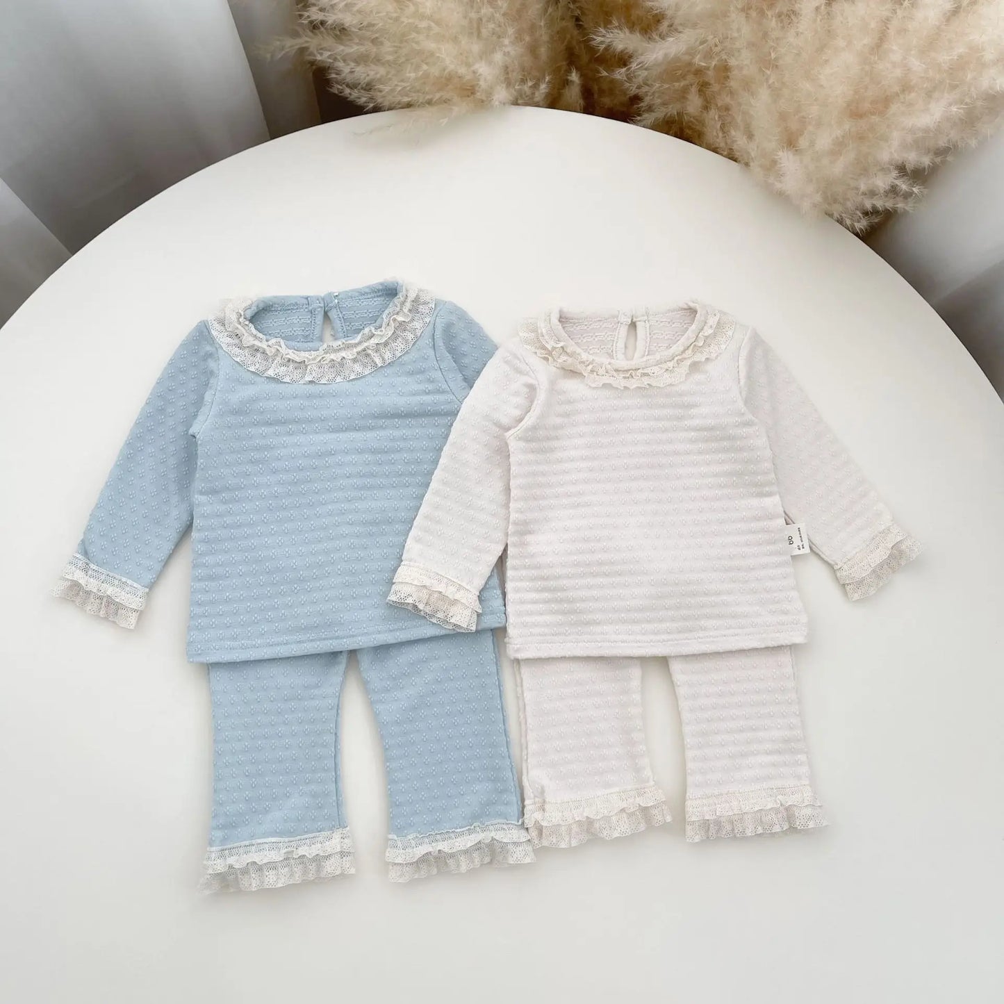 -ベビーセットアップ 2点セット レースフリル長袖Tシャツ+裾レースフリルパンツ 2カラー【mh0006714】 - mamahalo shop - 長袖セットアップ -  べビー服 - 子供服 - 男の子 - 女の子